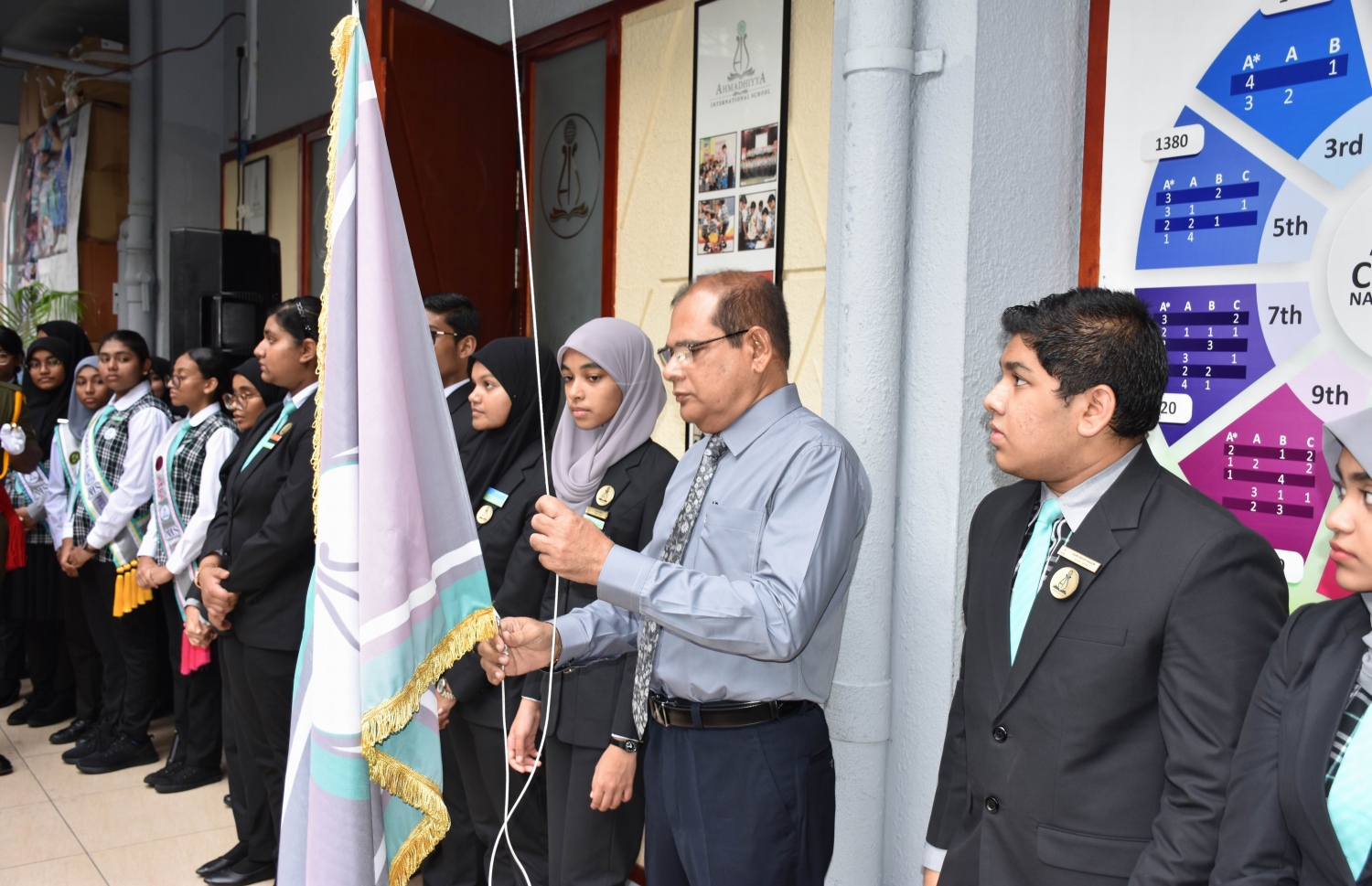 އަހުމަދިއްޔާގެ އަހަރީ ދުވަސް ފާހަގަ ކުރުމަށް ސްކޫލުގެ ޕްރިންސިޕަލް ދިދަ ނަންގަވައިދެއްވަނީ -- ފޮޓޯ: އަހުމަދިއްޔާ