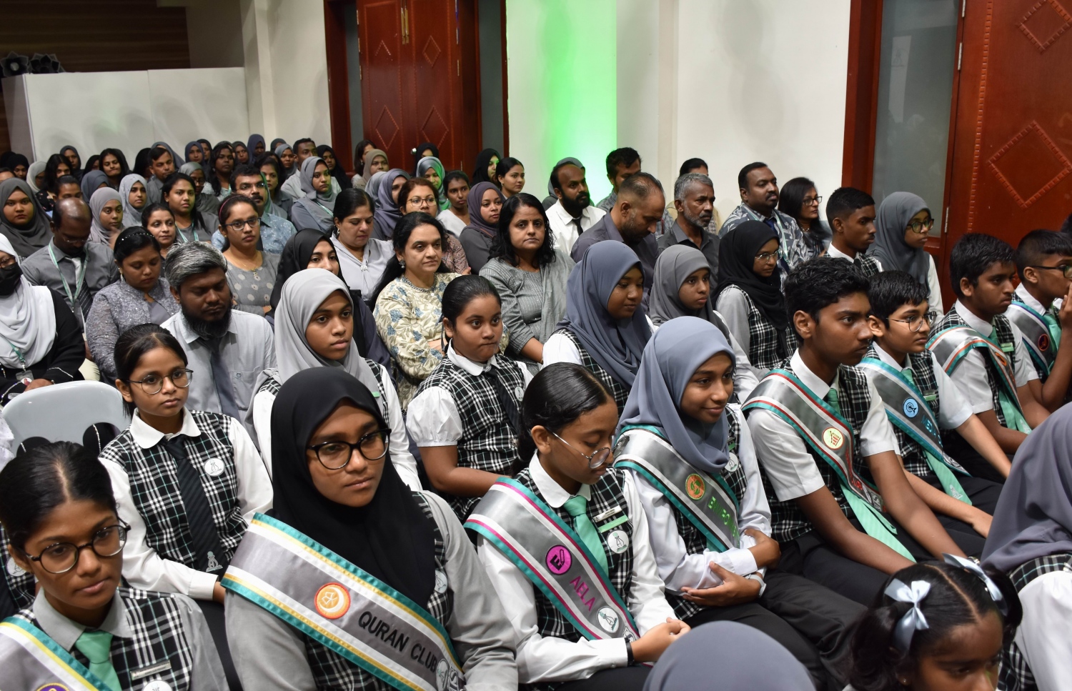 އަހުމަދިއްޔާގެ 41 ވަނަ އަހަރީ ދުވަސް ފާހަގަ ކުރުމަށް ބޭއްވި ޖަލްސާގައި ސްކޫލުގެ ޕްރިންސިޕަލް ޓީޗަރަކަށް ހަނދާނީ ލިޔުން ދެއްވަނީ -- ފޮޓޯ: އަހުމަދިއްޔާ