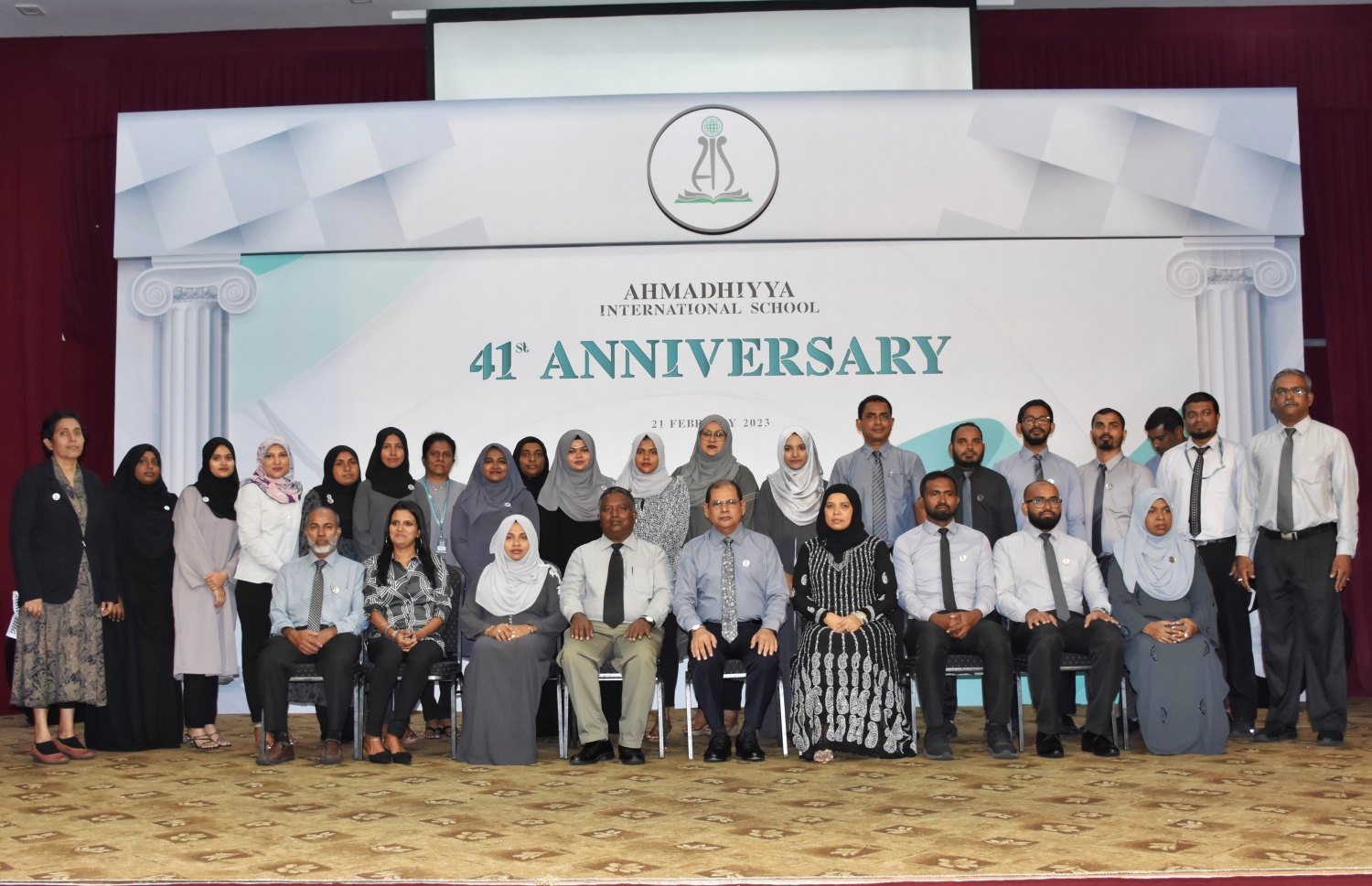 އަހުމަދިއްޔާގެ ބައެއް މުވައްޒަފުންނާ އެކު ސްކޫލުގެ ޕްރިންސިޕަލް މުހަންމަދު ރަޝީދު (މެދުގައި): ސްކޫލުގެ 41 އަހަރީ ދުވަސް ފާހަގަ ކުރުމަށް ބޭއްވި ހަރަކާތްތަކުގައި ސްކޫލުގައި ތިބި ހުރިހާ ޓީޗަރުންގެ އަގު ވަނީ ވަޒަން ކޮށްފައި -- ފޮޓޯ: އަހުމަދިއްޔާ