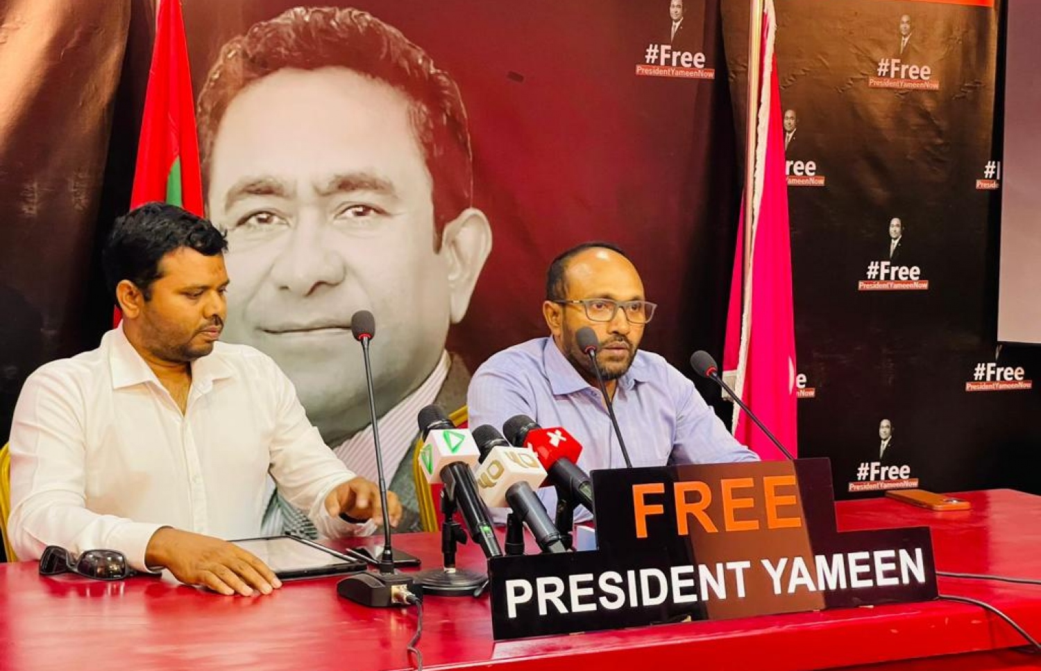 ޔާމީންގެ ގާނޫނީ ޓީމުގެ އިސް މެމްބަރު ޑރ. ޖަމީލް (ކ) އަދި އަބްދުﷲ ޝިޔާޒް މިއަދު ނޫސްވެރިންނާ ވާހަކަ ދައްކަވަނީ.---ފޮޓޯ: ޕީޕީއެމް