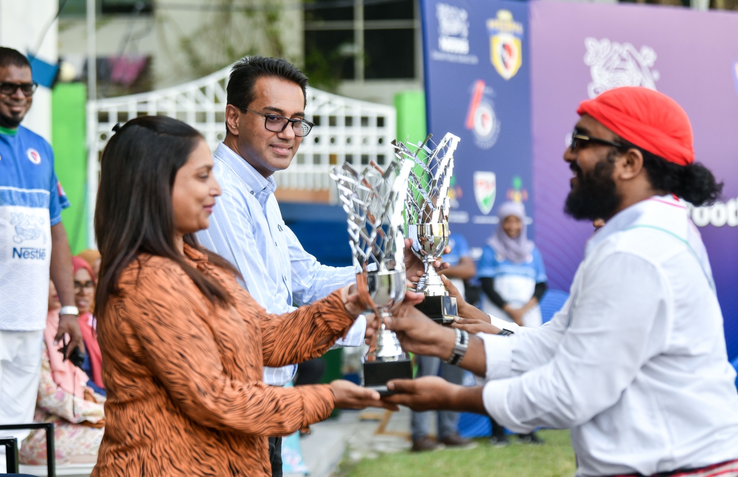 މުބާރާތުގެ ތަށި ރަސްމީކޯށް ދައްކާލުމުގެ ގޮތުން މިނިސްޓަރު އައިޝަތު އަލީ (ވ) އާއި ނެސްލޭގެ އޮފިޝަލް (ކ-2) އަށް ތަށި ހަވާލު ކުރަނީ --- -- ފޮޓޯ: ފަޔާޒު މޫސާ | މިހާރު