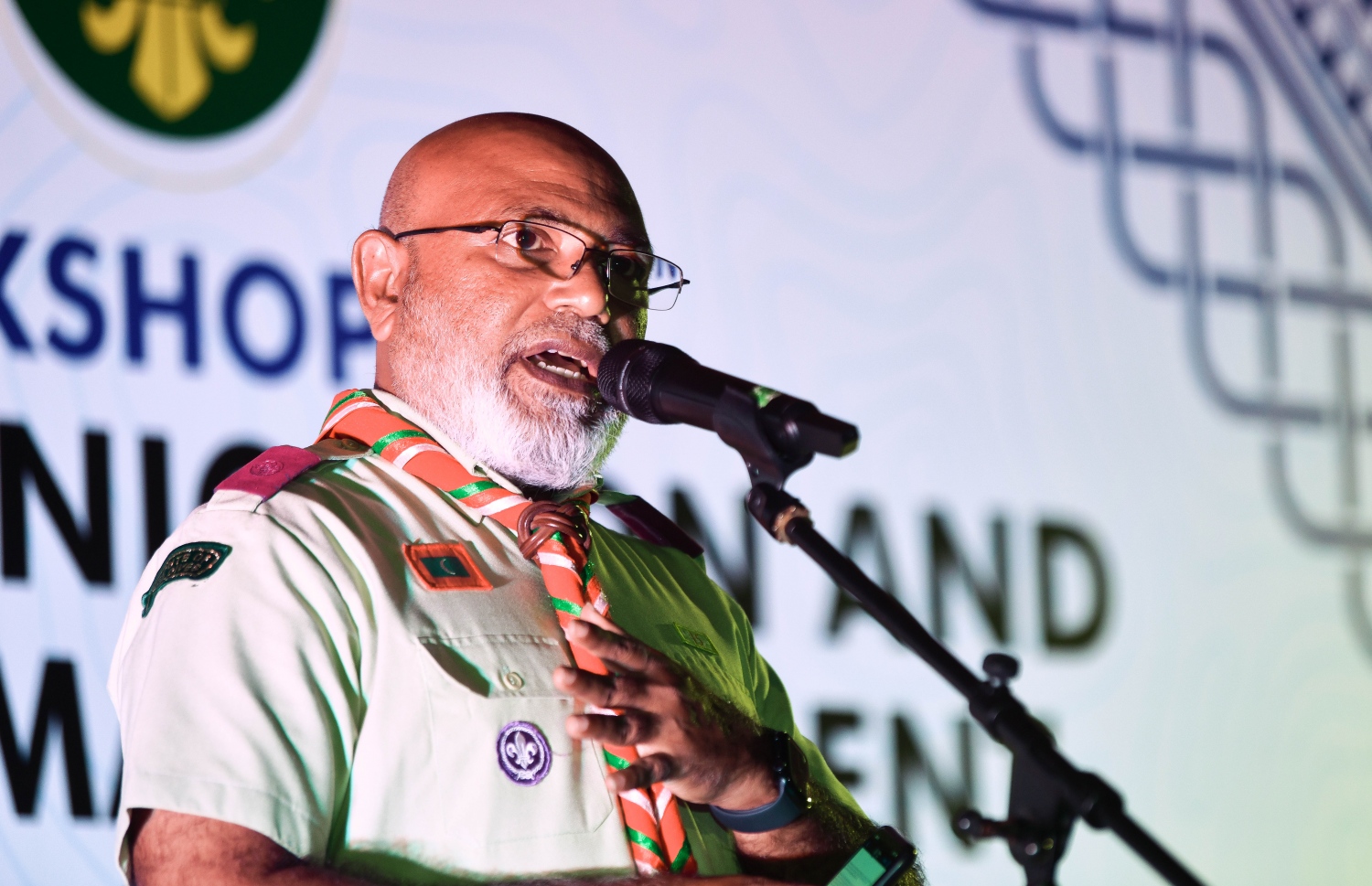 ވޯކްޝޮޕް ފެށުމަށް ބޭއްވި ރަސްމިއްޔާތުގައި ސްކައުޓް އެސޯސިއޭޝަން އޮފް މޯލްޑިވްސްގެ ރައީސް މުހައްމަދު ނަޒީފް ވާހަކަ ދައްކަވަނީ. -- ފޮޓޯ: ފަޔާޒް މޫސާ | މިހާރު