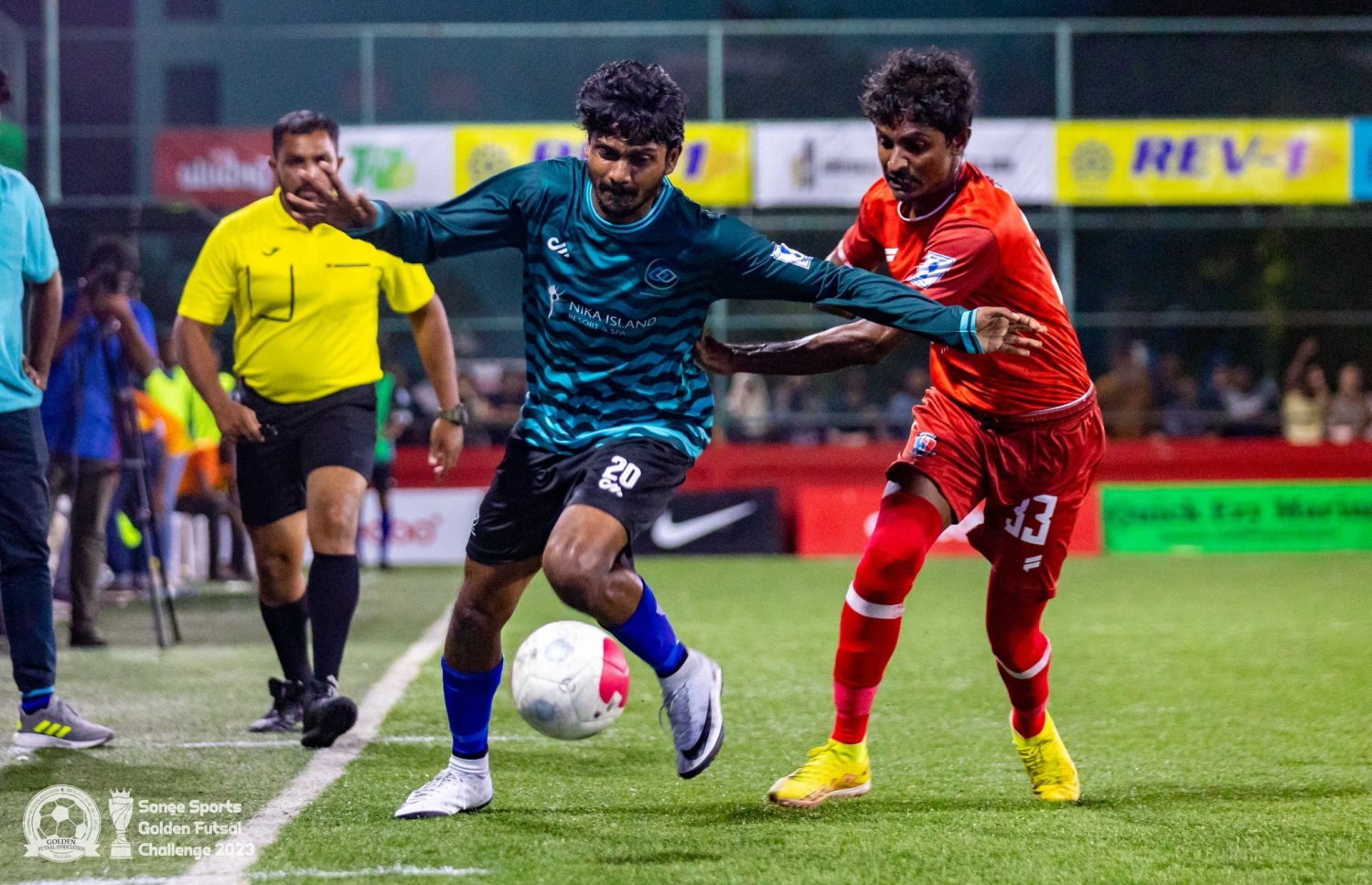 ބޮޑުފޮޅުދޫ ރޭ ކުޅުނު މެޗްގެ ތެރެއިން.-- ފޮޓޯ: ގޯލްޑަން ފުޓްސަލް އެސޯސިއޭޝަން/ އިމޭޖަސް އެމްވީ