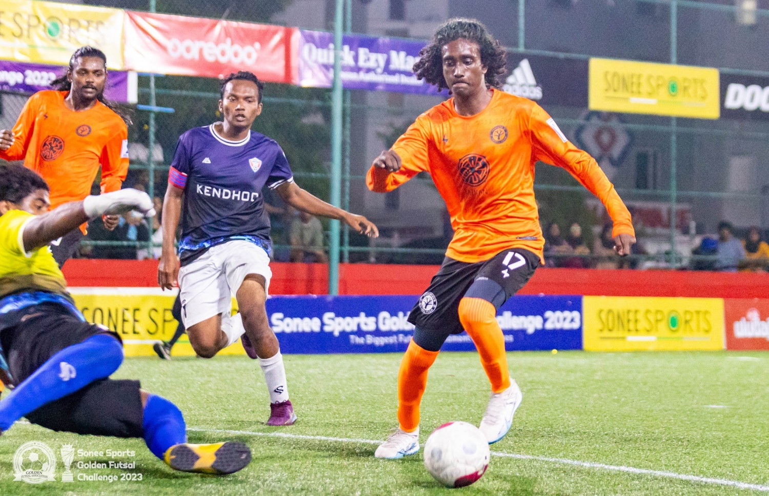 ފެހެންދޫ އާއި ކެންދޫ ބައްދަލުކުރި މެޗްގެ ތެރެއިން.-- ފޮޓޯ: ގޯލްޑަން ފުޓްސަލް އެސޯސިއޭޝަން/ އިމޭޖަސް އެމްވީ