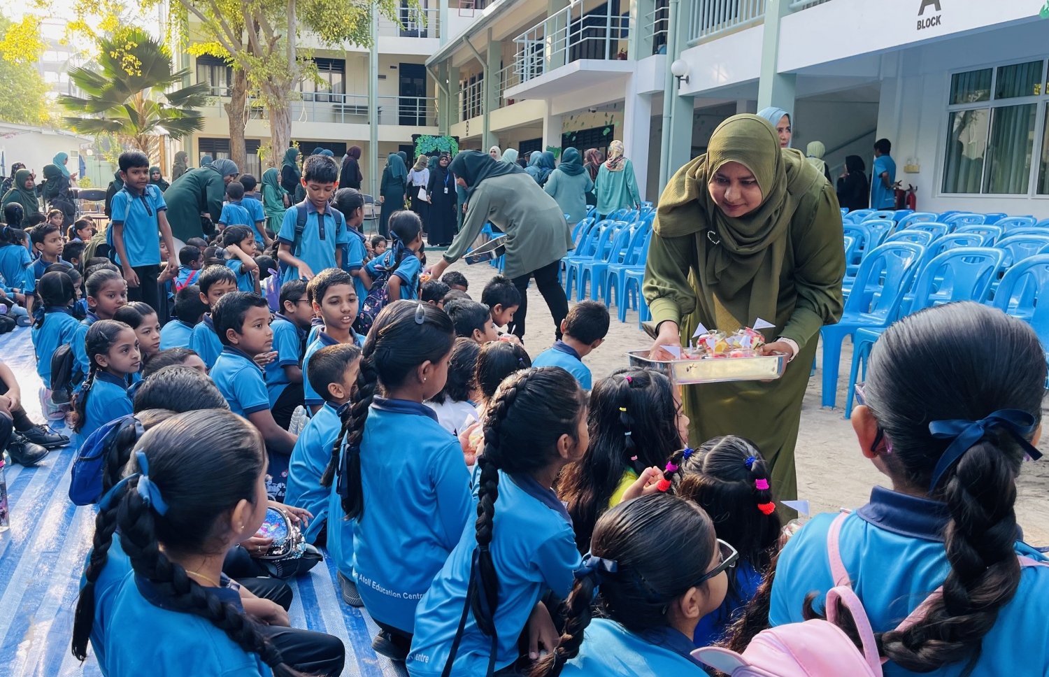 ބ. އަތޮޅު ތައުލީމީ މަރުކަޒަށް 45 އަހަރު ފުރުމުން، އެ ސްކޫލުގައި ބޭއްވި ހާއްސަ ހަފުލާގައި އެ ރަށު ސްކޫލުގެ ދަރިވަރުން ބައިވެރިވަނީ.-- ފޮޓޯ: ބ.އަތޮޅު ތައުލީމީ މަރުކަޒު