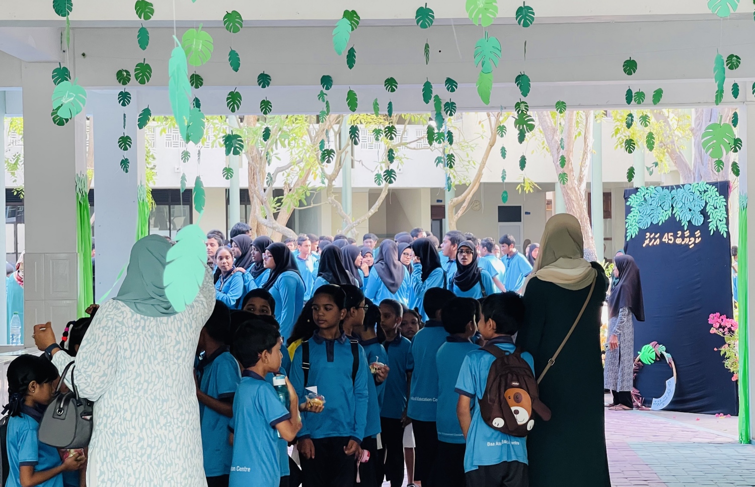 ބ. އަތޮޅު ތައުލީމީ މަރުކަޒަށް 45 އަހަރު ފުރުމުން، އެ ސްކޫލުގައި ބޭއްވި ހާއްސަ ހަފުލާގައި އެ ރަށު ސްކޫލުގެ ދަރިވަރުން ބައިވެރިވަނީ.-- ފޮޓޯ: ބ.އަތޮޅު ތައުލީމީ މަރުކަޒު