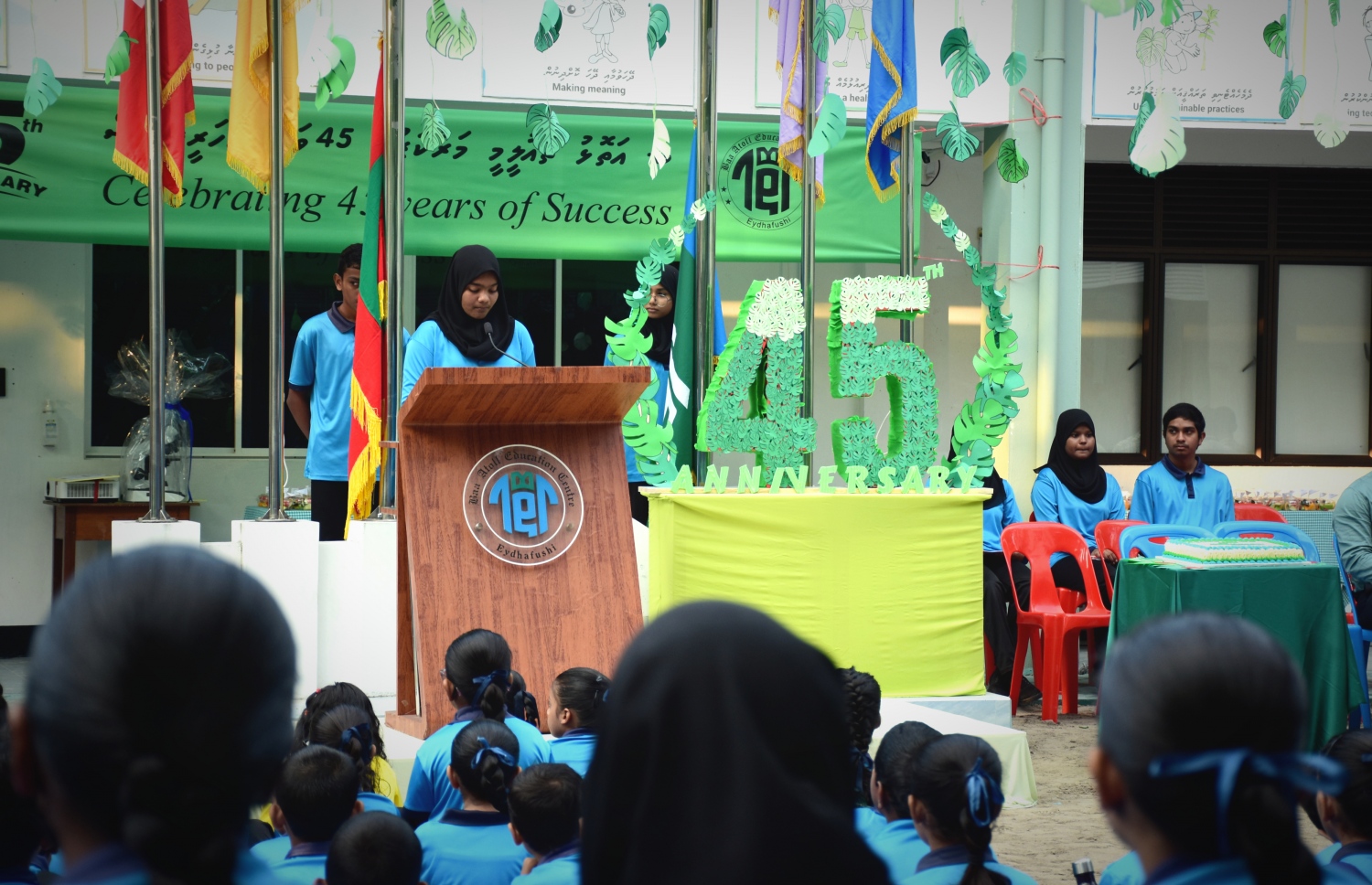 ބ. އަތޮޅު ތައުލީމީ މަރުކަޒަށް 45 އަހަރު ފުރުމުން، އެ ސްކޫލުގައި ބޭއްވި ހާއްސަ ހަފުލާގައި އެ ރަށު ސްކޫލުގެ ދަރިވަރަކު ވާހަކަ ދައްކަނީ.-- ފޮޓޯ: ބ.އަތޮޅު ތައުލީމީ މަރުކަޒު