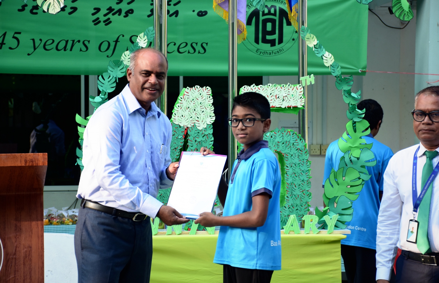 ބ. އަތޮޅު ތައުލީމީ މަރުކަޒަށް 45 އަހަރު ފުރުމުން، އެ ސްކޫލުގައި ބޭއްވި ހާއްސަ ހަފުލާގައި ސްކޫލުގެ ދަރިވަރަކަށް ހަނދާނީ ލިޔުމެއް ދެނީ.-- ފޮޓޯ: ބ.އަތޮޅު ތައުލީމީ މަރުކަޒު