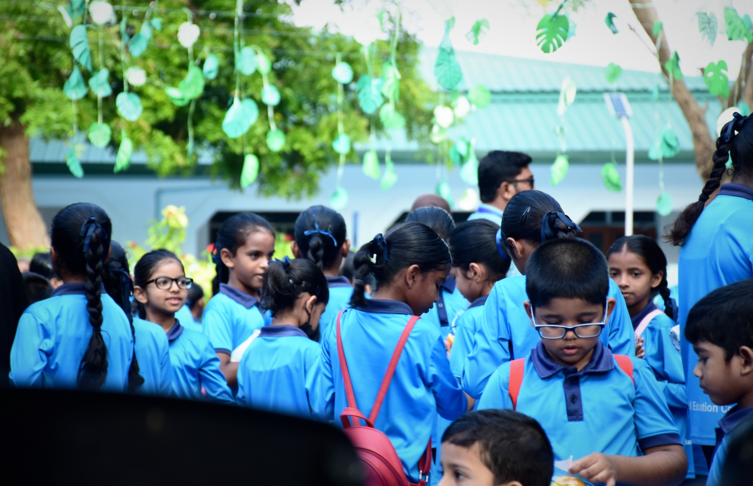 ބ. އަތޮޅު ތައުލީމީ މަރުކަޒަށް 45 އަހަރު ފުރުމުން، އެ ސްކޫލުގައި ބޭއްވި ހާއްސަ ހަފުލާގައި އެ ރަށު ސްކޫލުގެ ދަރިވަރުން ބައިވެރިވަނީ.-- ފޮޓޯ: ބ.އަތޮޅު ތައުލީމީ މަރުކަޒު