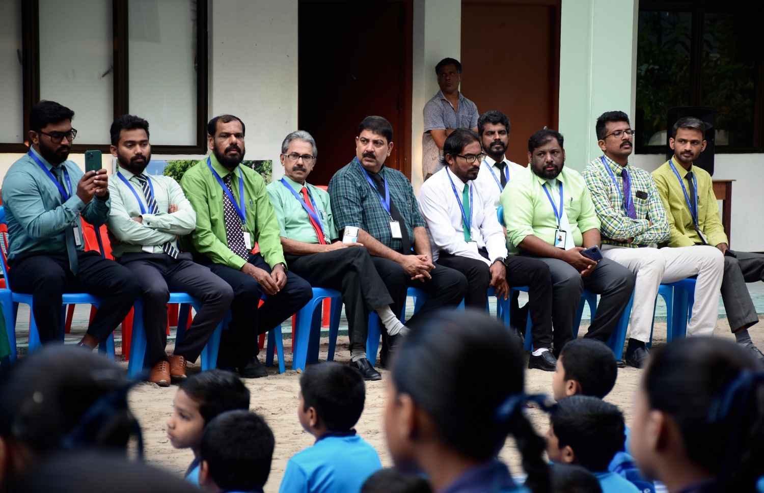 ބ. އަތޮޅު ތައުލީމީ މަރުކަޒަށް 45 އަހަރު ފުރުމުން، އެ ސްކޫލުގައި ބޭއްވި ހާއްސަ ހަފުލާގައި އެ ރަށު ސްކޫލާއި ރަށުގެ އިސްވެރިންނާއި އަދި ސްކޫލުގެ ދަރިވަރުން ބައިވެރިވަނީ.-- ފޮޓޯ: ބ.އަތޮޅު ތައުލީމީ މަރުކަޒު