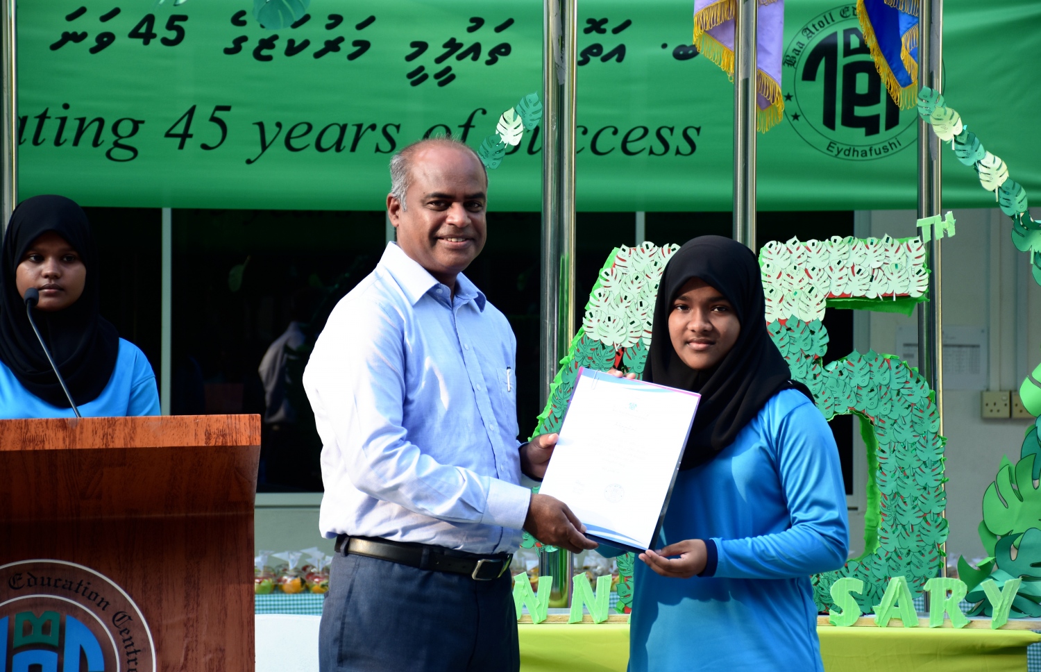 ބ. އަތޮޅު ތައުލީމީ މަރުކަޒަށް 45 އަހަރު ފުރުމުން، އެ ސްކޫލުގައި ބޭއްވި ހާއްސަ ހަފުލާގައި ދަރިވަރަކަށް ހަނދާނީ ލިޔުމެއް ދެނީ.-- ފޮޓޯ: ބ.އަތޮޅު ތައުލީމީ މަރުކަޒު