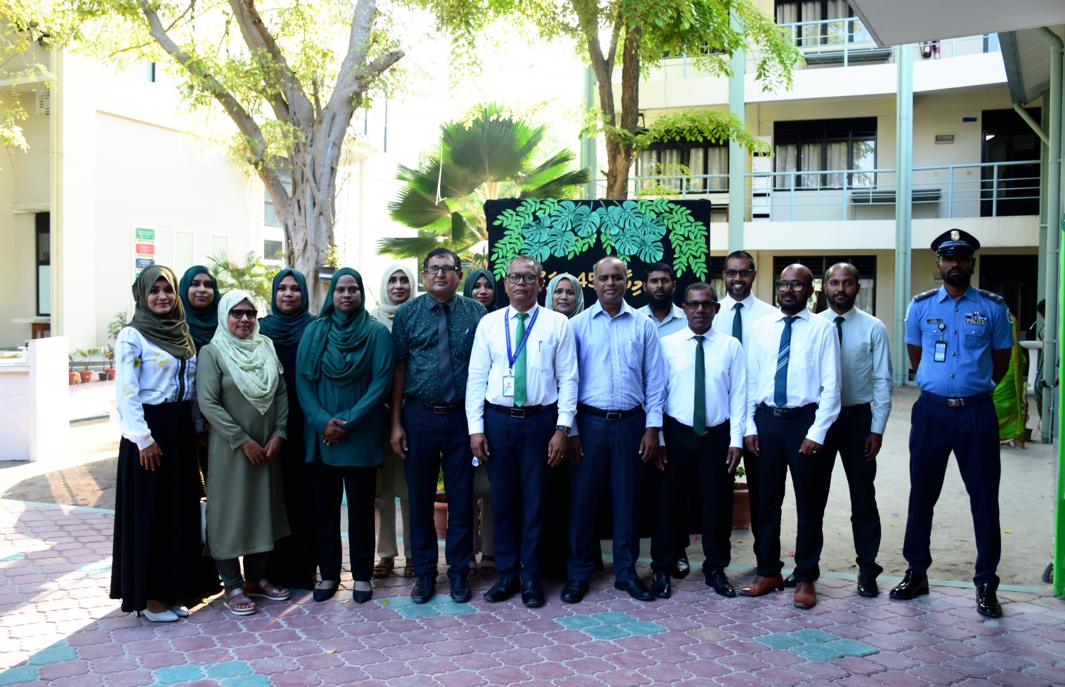 ބ. އަތޮޅު ތައުލީމީ މަރުކަޒަށް 45 އަހަރު ފުރުމުން، އެ ސްކޫލުގައި ބޭއްވި ހާއްސަ ހަފުލާގައި އެ ރަށު ސްކޫލުގެ އިސްވެރިން ފޮޓޯއަކަށް ހުއްޓިވަޑައިގެން.-- ފޮޓޯ: ބ.އަތޮޅު ތައުލީމީ މަރުކަޒު