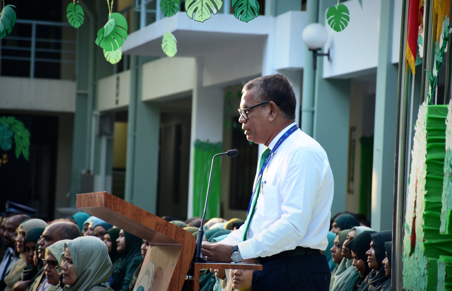 ބ. އަތޮޅު ތައުލީމީ މަރުކަޒަށް 45 އަހަރު ފުރުމުން، އެ ސްކޫލުގައި ބޭއްވި ހާއްސަ ހަފުލާގައި ވާހަކަ ދައްކަވަނީ.-- ފޮޓޯ: ބ.އަތޮޅު ތައުލީމީ މަރުކަޒު