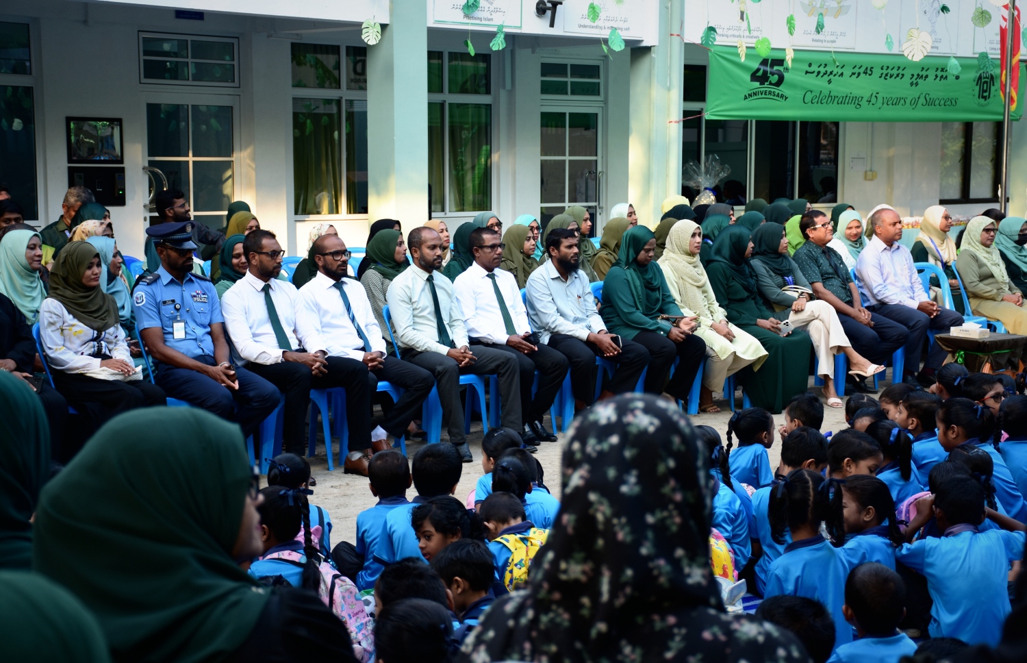 ބ. އަތޮޅު ތައުލީމީ މަރުކަޒަށް 45 އަހަރު ފުރުމުން، އެ ސްކޫލުގައި ބޭއްވި ހާއްސަ ހަފުލާގައި އެ ރަށު ސްކޫލާއި ރަށުގެ އިސްވެރިންނާއި އަދި ސްކޫލުގެ ދަރިވަރުން ބައިވެރިވަނީ.-- ފޮޓޯ: ބ.އަތޮޅު ތައުލީމީ މަރުކަޒު