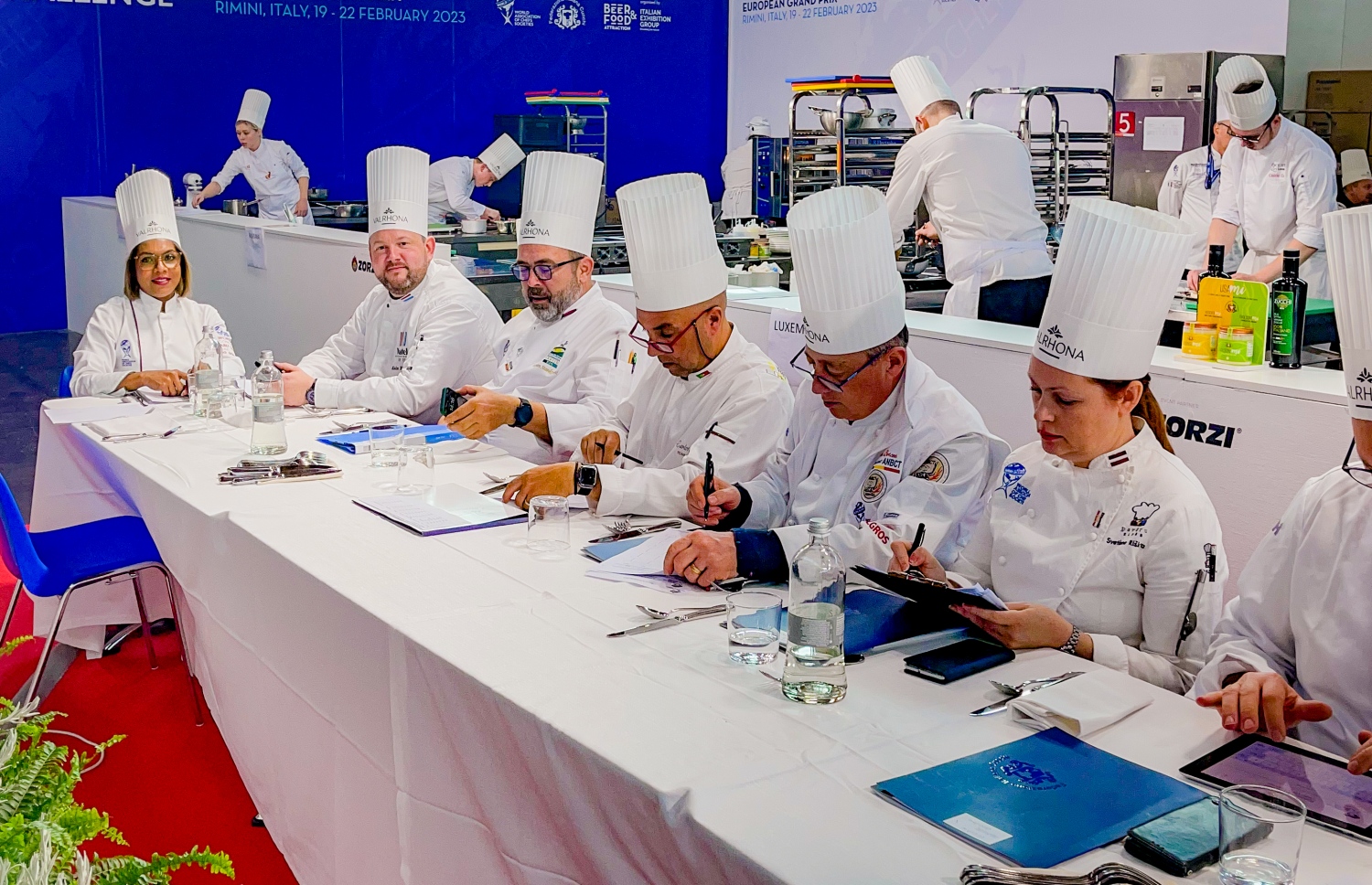 ފަނޑިޔަރުންގެ ޓީމާއި އެކު ޝެފް މާހާ. އޭނާ ފަނޑިޔާރުކަން ކުރީ ގްލޯބަލް ޝެފްސް ޗެލެންޖުގެ ސެމީ ފައިނަލުގަ.