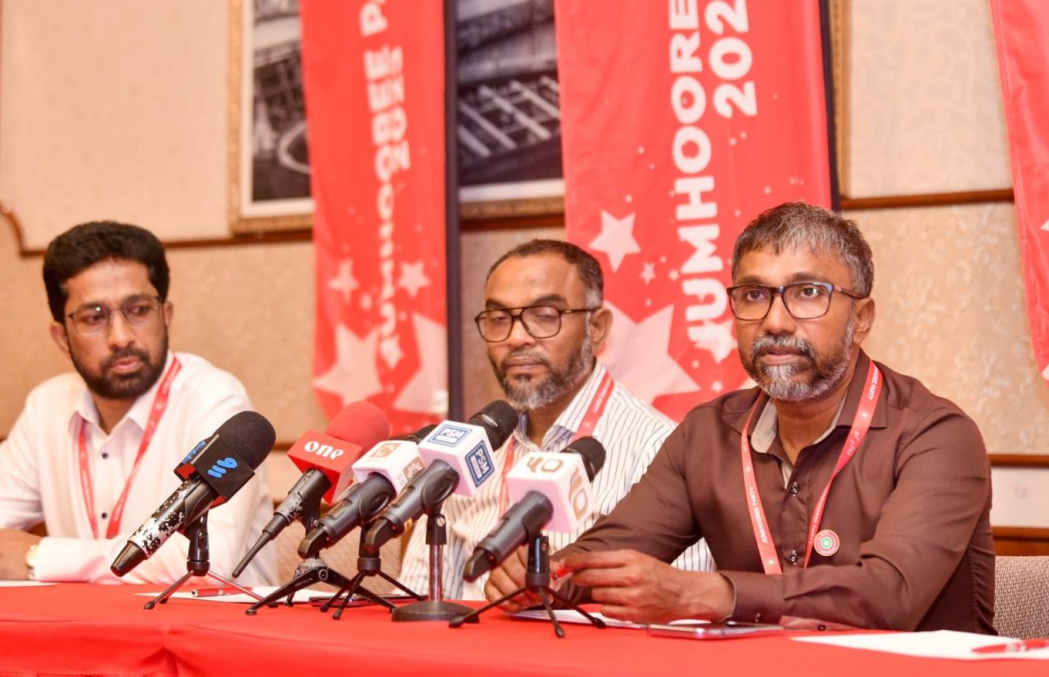 މިއަދުގެ ނިއުސް ކޮންފަރެންސްގައި ގާސިމްގެ އެޑްވައިޒަރު އިލްހާމާއި ޖޭޕީގެ ސެކްރެޓަރީ ޖެނެރަލް އަލީ އާރިފް އަދި އެ ޕާޓީގެ ކައުންސިލް މެމްބަރު އަޒްލީން.---ފޮޓޯޅ ފަޔާޒު މޫސާ| މިހާރު