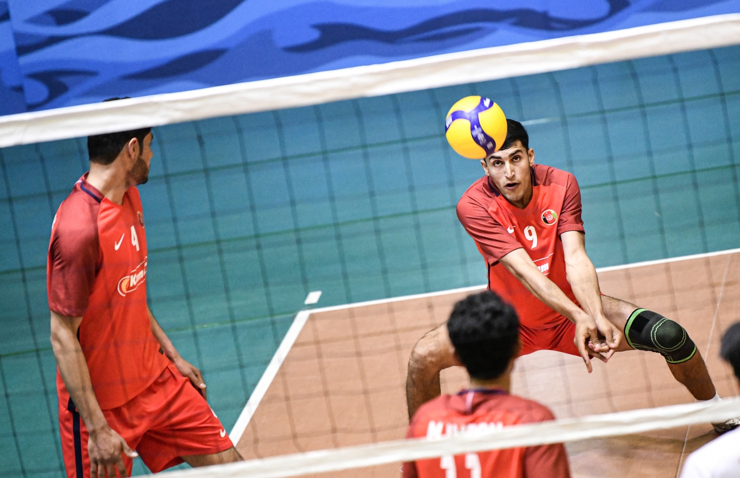 ފޯ ނޭޝަން އިންޓަނޭޝަނަލް ވޮލީބޯޅަ މުބާރާތުގެ ފިރިހެން ޑިވިޝަނުގެ ފުރަތަމަ މެޗުގެ ތެރެއިން ފޮޓޯ: ފަޔާޒު މޫސާ | މިހާރު