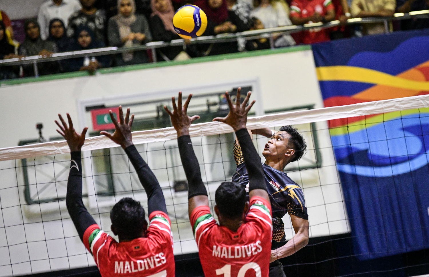 މިރޭގެ މެޗުގައި މެލޭޝިއާގެ ކުޅުންތެރިޔަކު ބޯޅަ ފޮނުވާލާއިރު ރާއްޖޭގެ ދެ ކުޅުންތެރިން ބޯޅަ ބްލޮކް ކުރަން މަސައްކަތް ކުރަނީ --- ފޮޓޯ: ނިޝާން އަލީ | މިހާރު