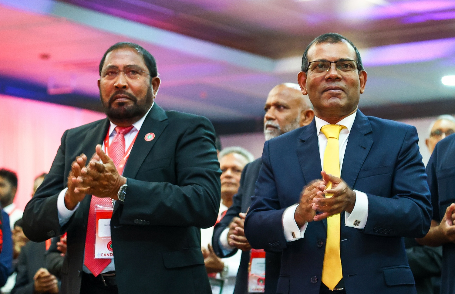 އެންމެ ފަހުން ބޭއްވި ޖޭޕީގެ ކޮންގްރެސްގައި ނަޝީދާއި ގާސިމް އަތްޖައްސަވަނީ: ނަޝީދު ގެންގުޅުއްވާ ބަރުލަމާނީ ޕްރޮޕޯސަލަށް ގާސިމްގެ ތާއީދު ލިބޭ ގޮތަކުން ދެ ބޭފުޅުންގެ އަތްޖެއްސެވުން އަދި މާ ގަދަވާނެ.---ފޮޓޯ: ނިޝާން އަލީ| މިހާރު