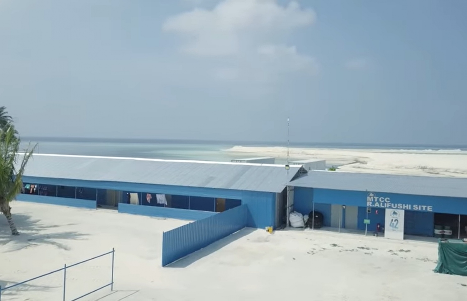 ރ. އަލިފުށީގައި އެއާޕޯޓް ހެދުމަށް ބޭނުންކުރާ ސައިޓް: އެއާޕޯޓްގެ މަސައްކަތް މިހާރު އޮތީ ފަށައިފައި -- ފޮޓޯ: މިހާރު