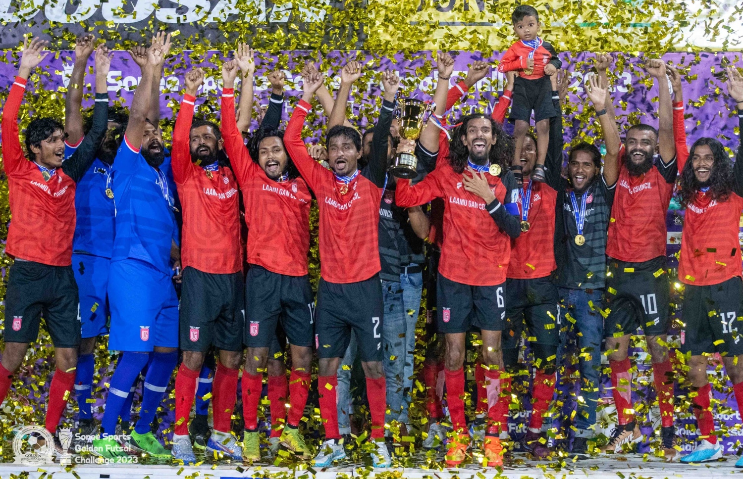 ލ. އަތޮޅު ޗެމްޕިއަންކަން ހޯދި ގަން.-- ފޮޓޯ: ގޯލްޑަން ފުޓްސަލް އެސޯސިއޭޝަން/ އިމޭޖަސް އެމްވީ