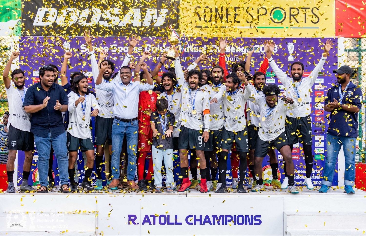 ރ. އަތޮޅުގެ ޗެމްޕިއަންކަން ހޯދި އިނގުރައިދޫ.-- ފޮޓޯ: ގޯލްޑަން ފުޓްސަލް އެސޯސިއޭޝަން/ އިމޭޖަސް އެމްވީ