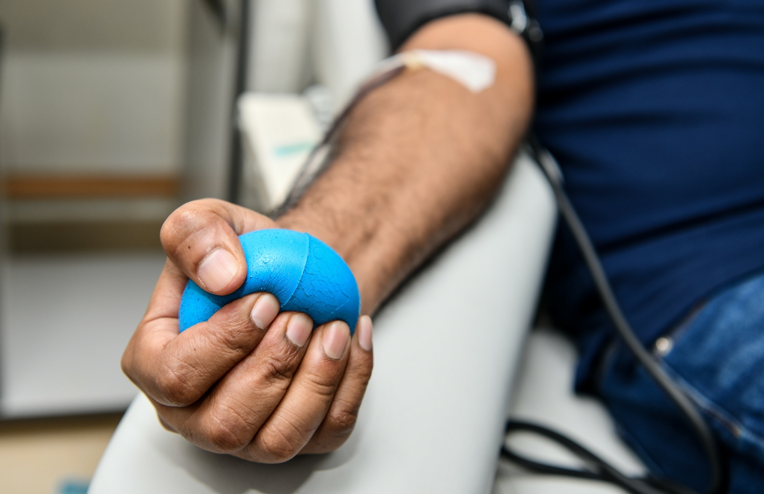 މީހަކު ލޭ ހަދިޔާ ކުރަނީ.-- ފޮޓޯ: ފަޔާޒު މޫސާ | މިހާރު