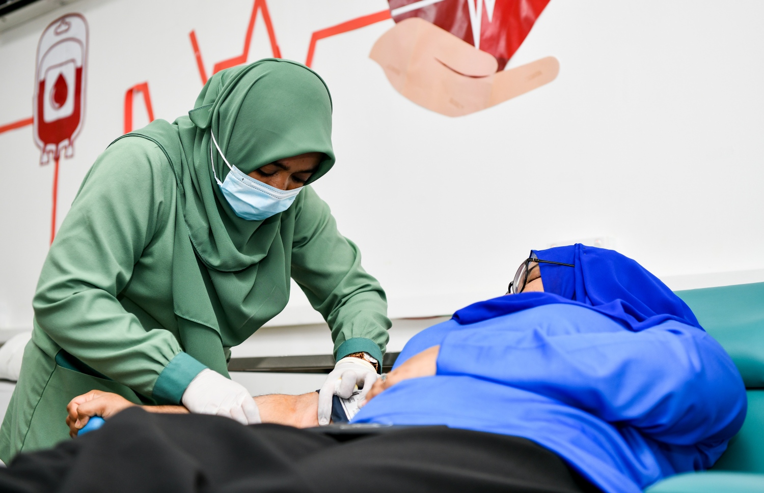 ދަމާސްގެ ބްލަޑް ޑޮނޭޝަން ކޭމްޕުގައި ލޭ ހަދިޔާކުރަނީ. -- ފޮޓޯ: ފަޔާޒް މޫސާ/ މިހާރު