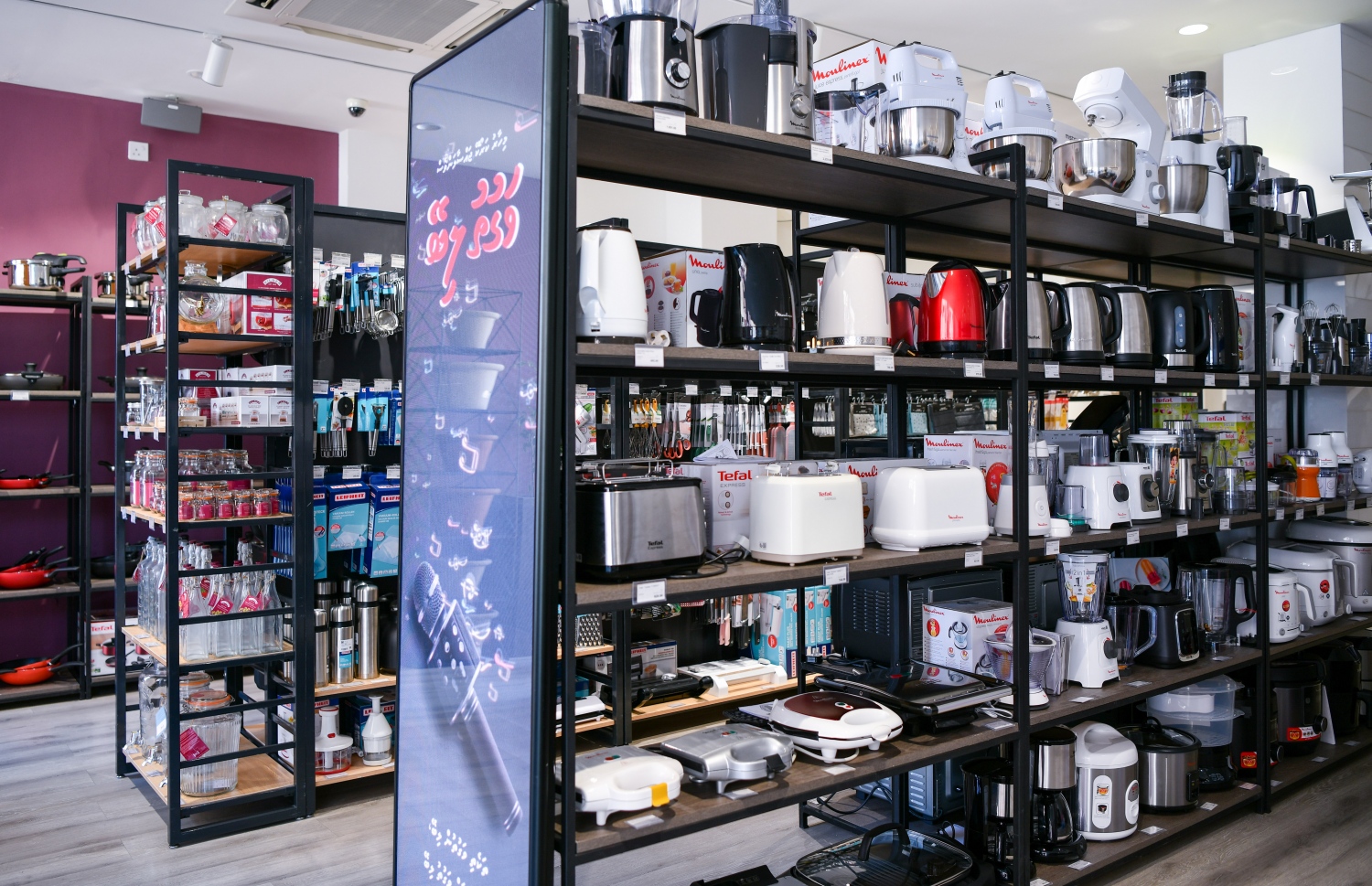 ސޮނީ ހޯމްގައި ވިއްކަން ބަހައްޓާފައި ހުރި ބައެއް ތަކެތި. -- ފޮޓޯ: ފަޔާޒް މޫސާ | މިހާރު