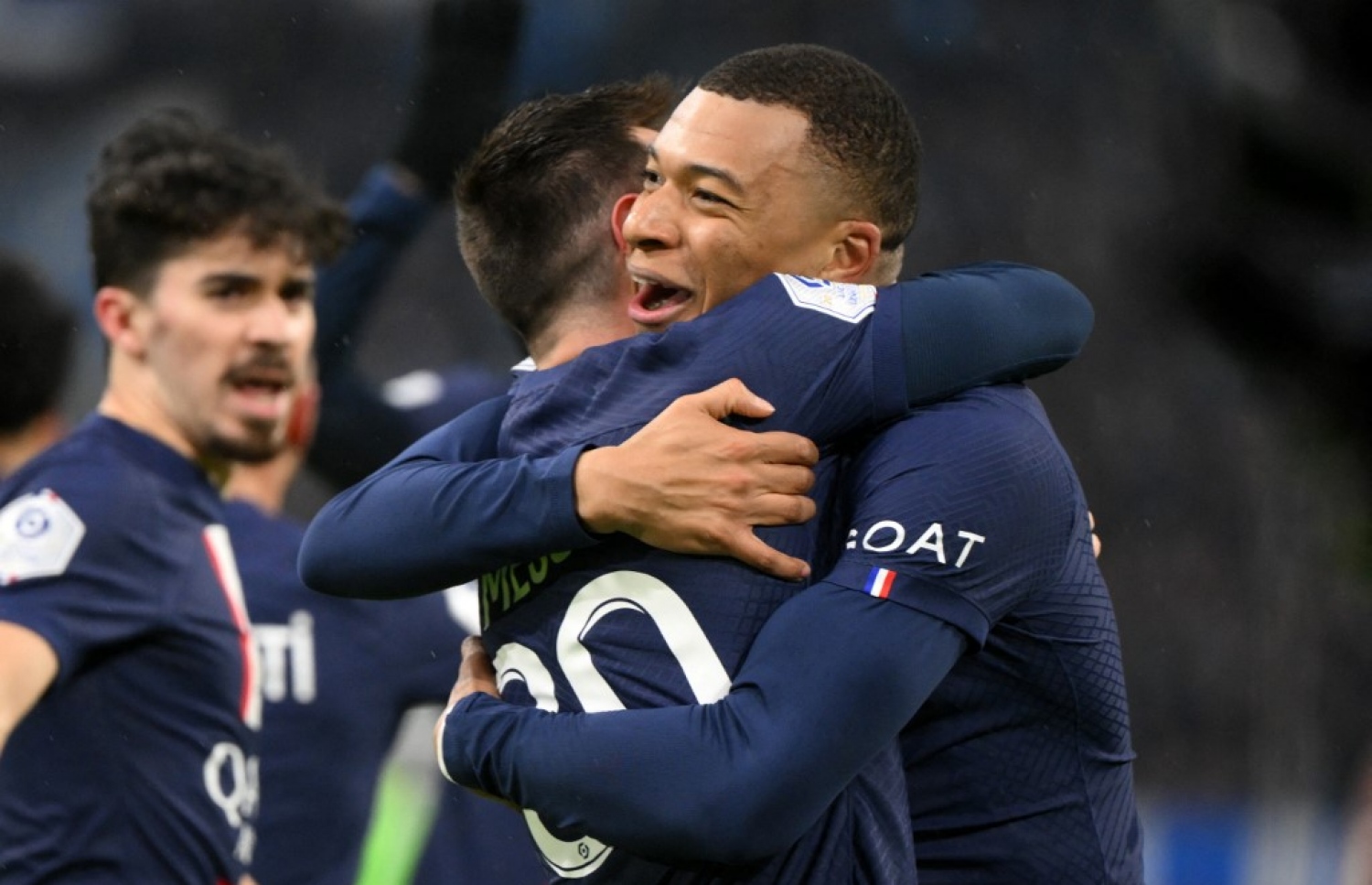 މެސީގެ ގޯލަށް ފަހު އެމްބާޕޭ (ކ)، މެސީ އާއެކު އުފާފާޅު ކުރަނީ، އެމްބާޕޭ ވެސް ވަނީ ޕީއެސްޖީގެ އެންމެ ގިނަ ގޯލު ޖަހާފައިވާ ކަވާނީގެ ރެކޯޑާ ހަމަކޮށްފައި. -- ފޮޓޯ: އޭއެފްޕީ