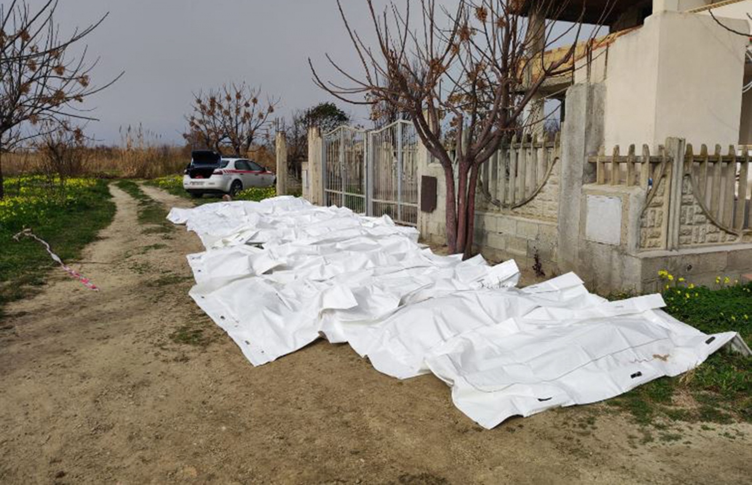 ފެބްރުއަރީ 26، 2023؛ އިޓަލީ ވިލާތުގެ އިރުދެކުނު ސަރަހައްދުގެ އައްސޭރި ސަހަރެއް ކަމަށްވާ ކްރޮތޯން ކައިރިން ފަރަށް އަރައި ފުނޑުފުނޑުވެގެން ދިޔަ ބޯޓުން ދަތުރުކުރި މީހުންގެ ތެރެއިން މަރުވި ބައެއް މީހުންގެ ހަށިގަނޑު ގޮނޑުދޮށުން ނަގާފައި. --އޭއެފްޕީ