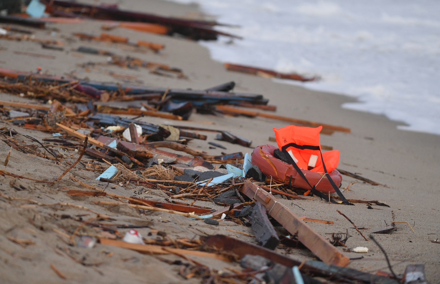 ފެބްރުއަރީ 26، 2023؛ އިޓަލީ ވިލާތުގެ އިރުދެކުނު ސަރަހައްދުގެ އައްސޭރި ސަހަރެއް ކަމަށްވާ ކްރޮތޯން ކައިރިން ފަރަށް އަރައި ފުނޑުފުނޑުވެގެން ދިޔަ ބޯޓުގެ ލަކުޑިތައް ގޮނޑުދޮށަށް ލައްގާފައި. --އޭއެފްޕީ