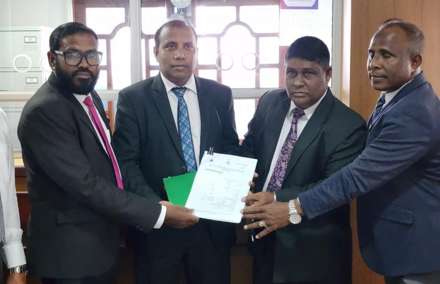 އިދިކޮޅު ޕީޕީއެމްގެ ގާނޫނީ ވަކީލުން ސުޕްރީމް ކޯޓުގައި. -- ފޮޓޯ: ޕީޕީއެމް