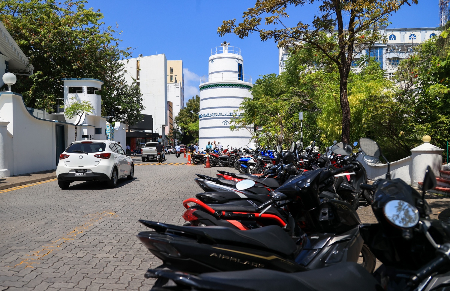 މާލެ މަގެއްގައި ވެހިކަލްތަކެއް ޕާކު ކޮށްފައި: ވެހިކަލް ގިނަވެ މާލޭގައި ޕާކުކުރާނެ ޖާގައެއް ނުލިބޭ.