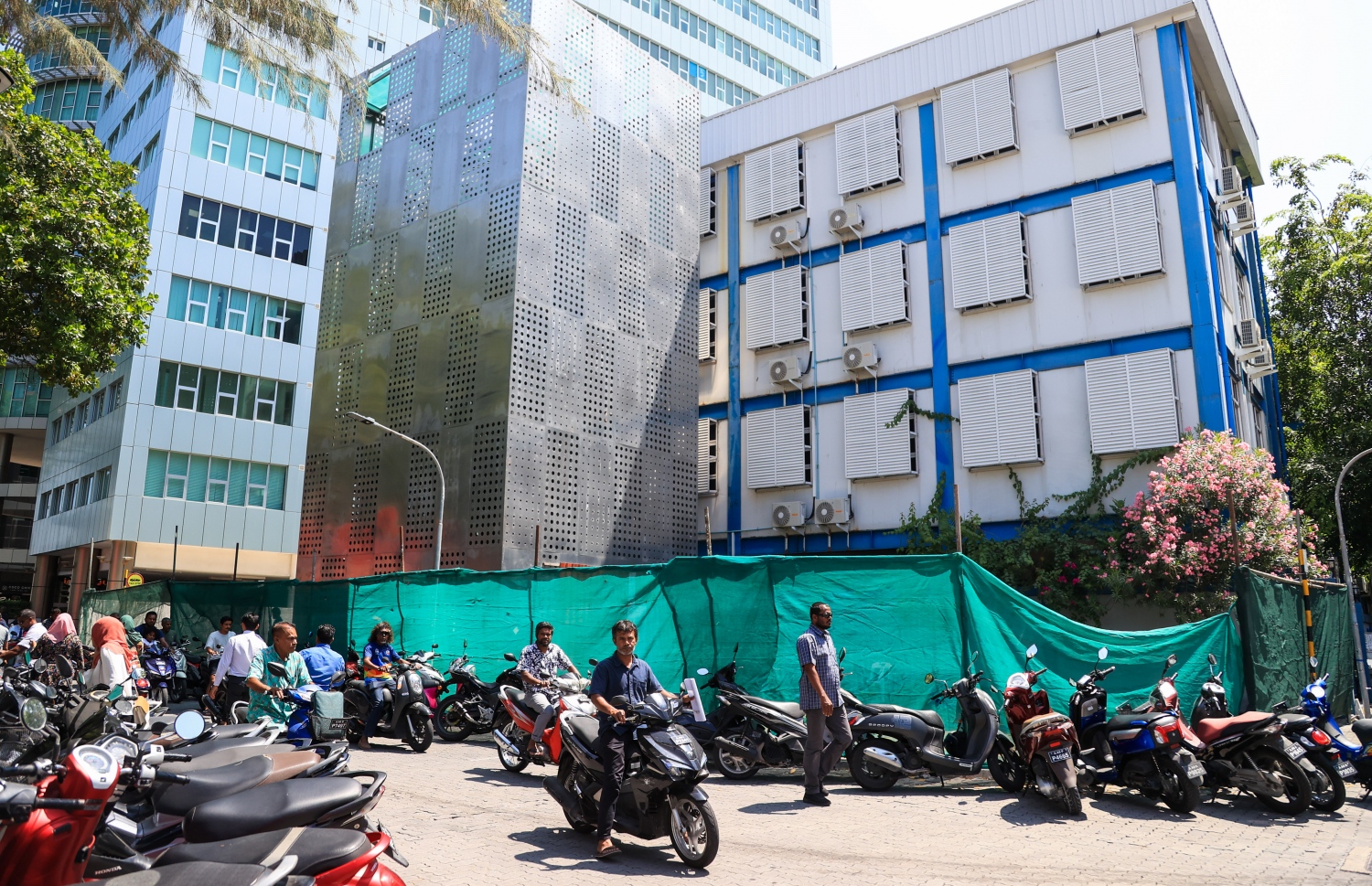 ވެލާނާގެ ބިލްޑިންގާ ޖެހިގެން އޮންނަ ޕާކިން ޒޯނުގެ ވަށައިގެން ސަތަރި ދަމައި މިއަދު ބަންދުކޮށްފައި.---ފޮޓޯ: ފަޔާޒު މޫސާ| މިހާރު