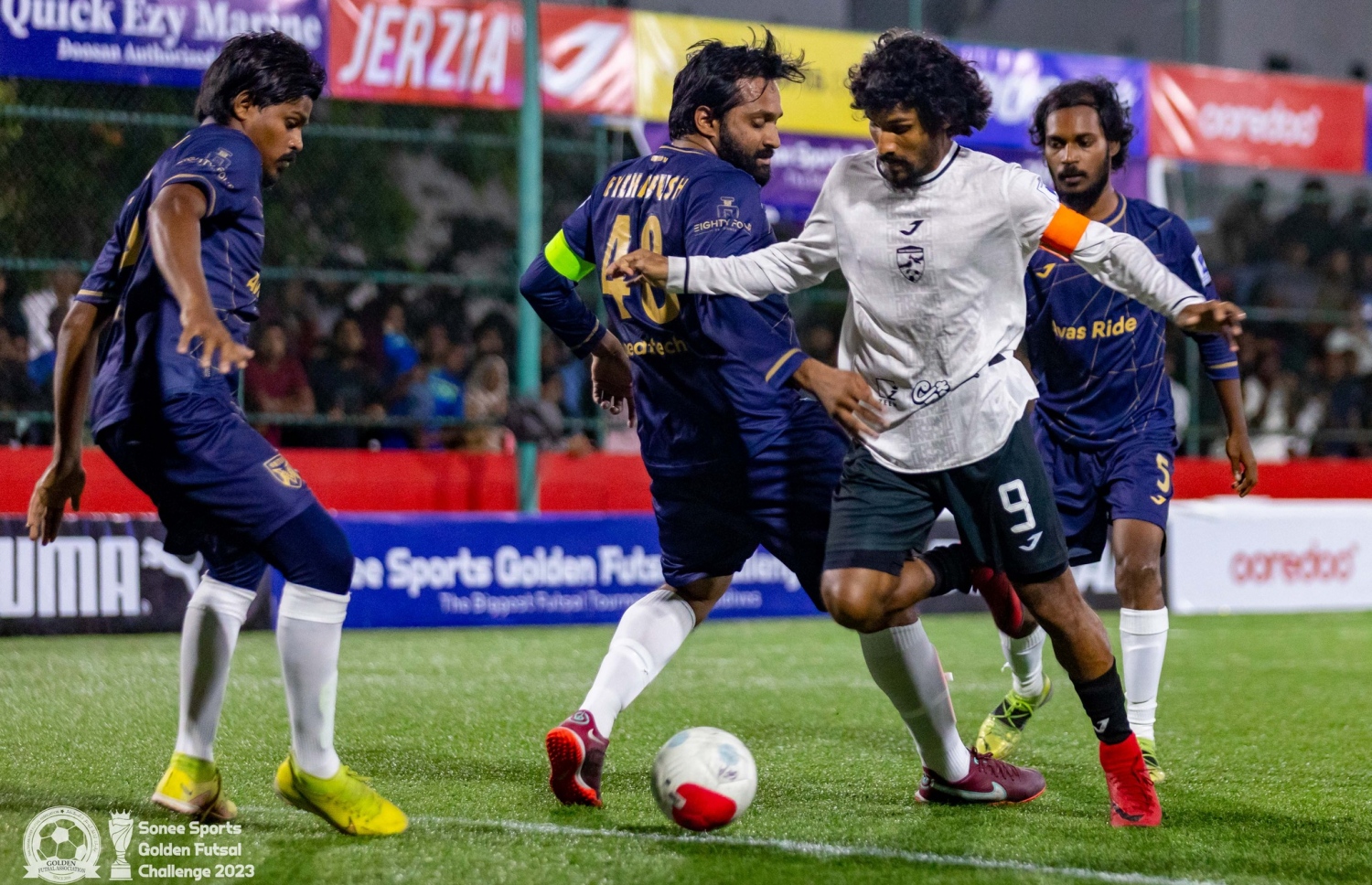 އޭދަފުށްޓާއި އިނގުރައިދޫ ބައްދަލުކުރި މެޗުގެ ތެރެއިން. -- ފޮޓޯ: ގޯލްޑަން ފުޓްސަލް އެސޯސިއޭޝަން/ އިމޭޖަސް އެމްވީ