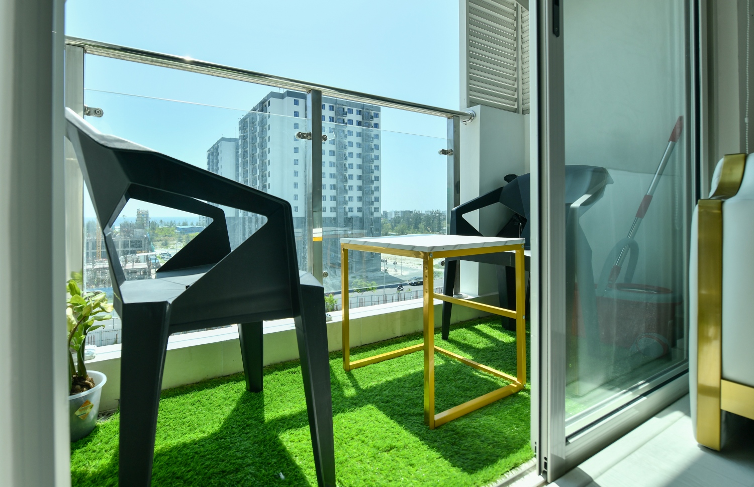 އެމްޑަބްލިއުއެސްސީގެ އެޕާޓްމެންޓެއްގެ ބެލްކަނި. އެތަނުގައި އެއް ރޫމް، ދެ ރޫމް އަދި ތިން ރޫމުގެ އެޕާޓްމެންޓްތައް ހުރޭ-- ފޮޓޯ: ނިޝާން އަލީ / މިހާރު