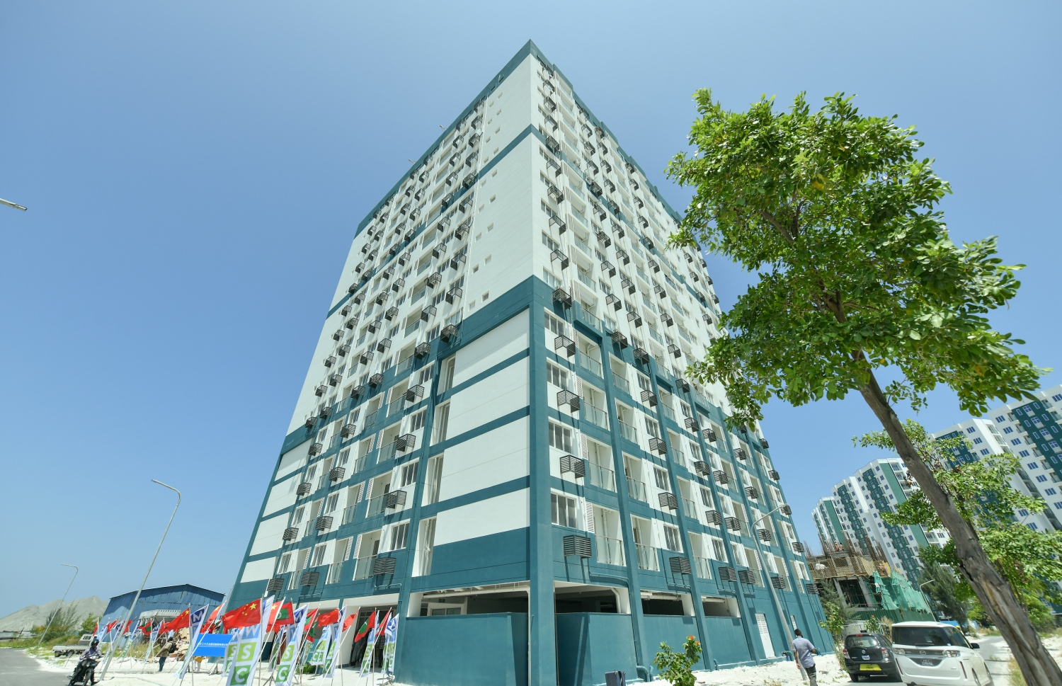 ހިޔާ މަޝްރޫއުގެ ދަށުން އެމްޑަބްލިއުއެސްސީން ހުޅުމާލޭ ދެވަނަ ފިޔަވަހީގައި ހެދި "މަލަސް ރެޒިޑެންސް"، 15 ބުރީގެ މި އިމާރާތުގައި 192 އެޕާޓުމެންޓު ހުރޭ .-- ފޮޓޯ: ނިޝާން އަލީ / މިހާރު