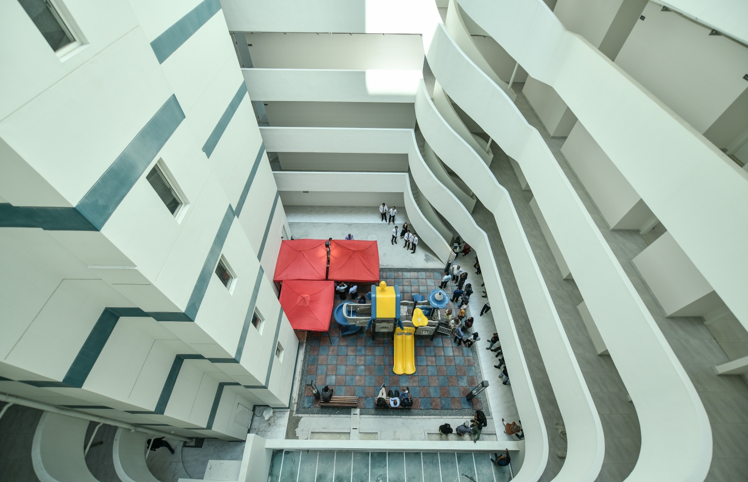 ހިޔާ މަޝްރޫއުގެ ދަށުން އެމްޑަބްލިއުއެސްސީން ހުޅުމާލޭ ދެވަނަ ފިޔަވަހީގައި ހެދި "މަލަސް ރެޒިޑެންސް"، 15 ބުރީގެ މި އިމާރާތުގައި 192 އެޕާޓުމެންޓު ހުރޭ .-- ފޮޓޯ: ނިޝާން އަލީ / މިހާރު