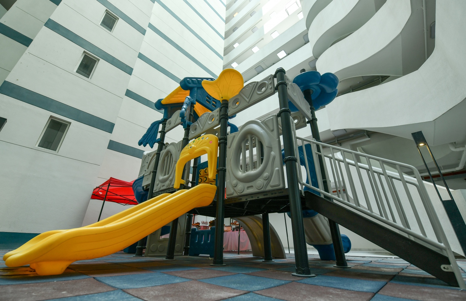 ހިޔާ މަޝްރޫއުގެ ދަށުން އެމްޑަބްލިއުއެސްސީން ހުޅުމާލޭ ދެވަނަ ފިޔަވަހީގައި ހެދި "މަލަސް ރެޒިޑެންސް"، 15 ބުރީގެ މި އިމާރާތުގައި 192 އެޕާޓުމެންޓު ހުރޭ .-- ފޮޓޯ: ނިޝާން އަލީ / މިހާރު