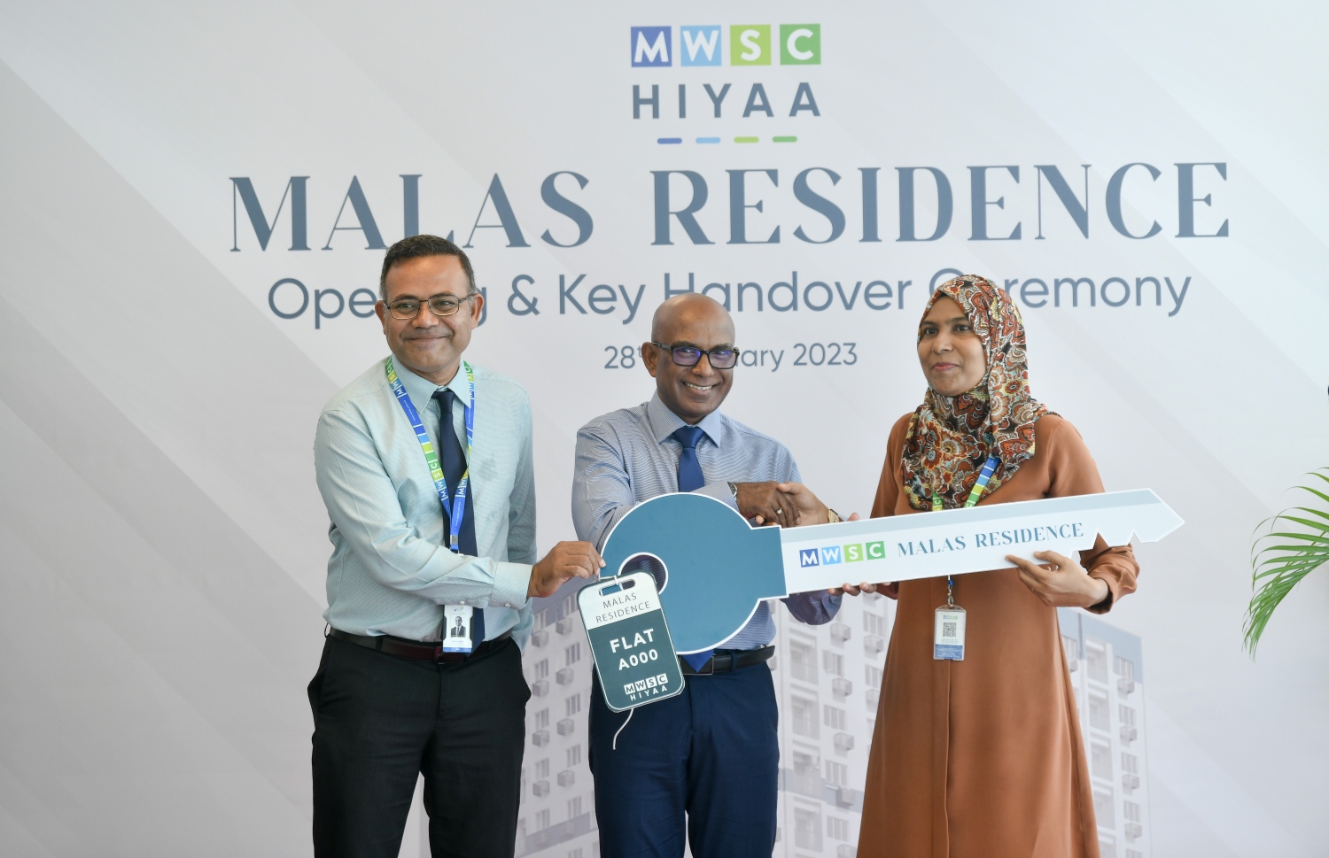 ހިޔާ މަޝްރޫއުގެ ދަށުން އެމްޑަބްލިއުއެސްސީން ހުޅުމާލޭ ދެވަނަ ފިޔަވަހީގައި ހެދި ފްލެޓްތައް، ލިބުނު މުވައްޒަފުންނާއި ތަޅުދަނޑި ހަވާލުކުރަނީ .-- ފޮޓޯ: ނިޝާން އަލީ / މިހާރު