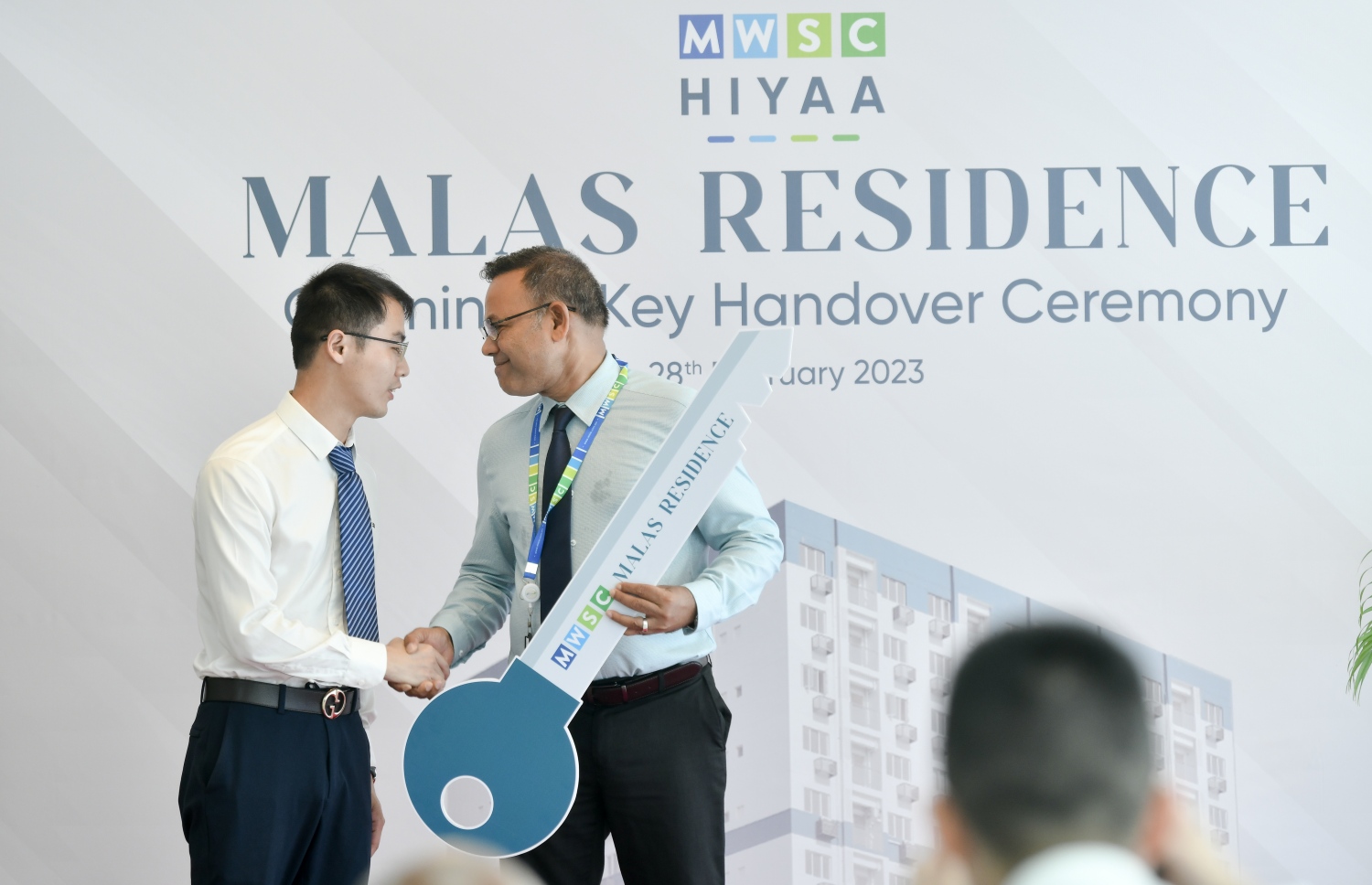 ހިޔާ މަޝްރޫއުގެ ދަށުން އެމްޑަބްލިއުއެސްސީން ހުޅުމާލޭ ދެވަނަ ފިޔަވަހީގައި ހެދި ފްލެޓްތައް، ލިބުނު މުވައްޒަފުންނަށް އެ ތަންތަން ހަވާލުކުރުމަށް މިއަދު މަލަސް ރެސިޑެންސްގައި ބޭއްވި ރަސްމިއްޔާތުގައި އެ ފްލެޓް އިމާރާތްކުރި ޗައިނާގެ "23 މެޓަލާޖިކަލް ކޮންސްޓްރަކްޝަން ގްރޫޕް ކޯ އެލްޓީޑީ އޮފް މެއިންޓަންނަސް" އިން  އެމްޑަބްލިއުއެސްސީގެ އެމްޑީ ހަސަން ޝާހުއާއި ތަޅުދަނޑި ހަވާލުކުރަނީ .-- ފޮޓޯ: ނިޝާން އަލީ / މިހާރު