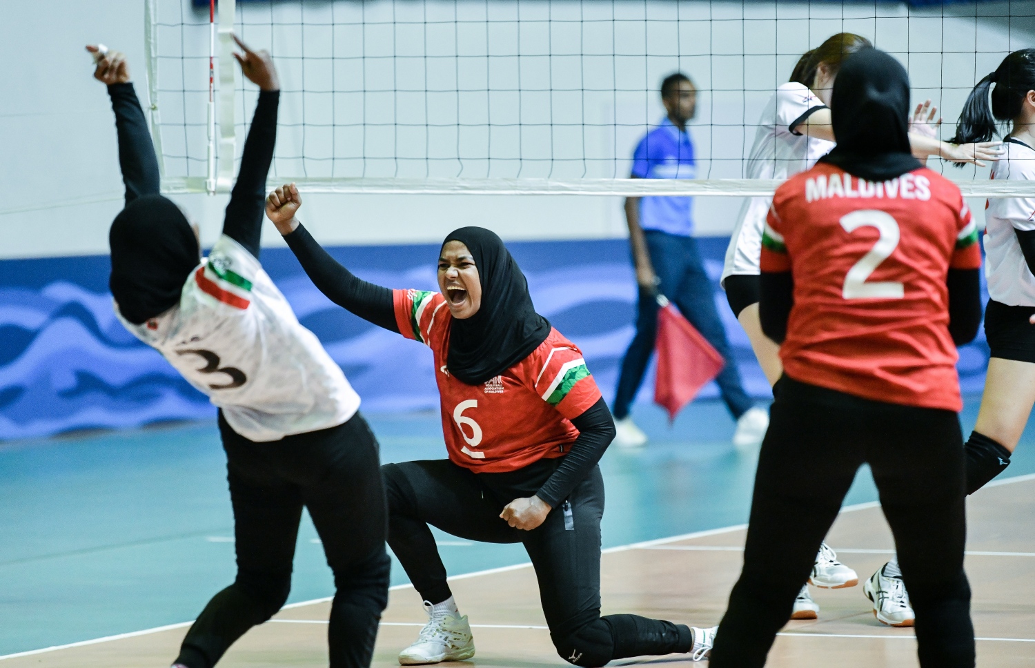 ރާއްޖޭގައި ރޭ ނިމިގެން ދިޔަ ފޯ ނޭޝަން އިންޓަނޭޝަނަލް ވޮލީބޯޅަ މުބާރާތުގެ އަންހެން ޑިޥިޝަނުގެ ފައިނަލުގައި ރާއްޖެ އާއި ސިންގަޕޫރު ކުޅުނު މެޗުގެ ތެރެއިން --- ފޮޓޯ: ނިޝާން އަލީ | މިހާރު
