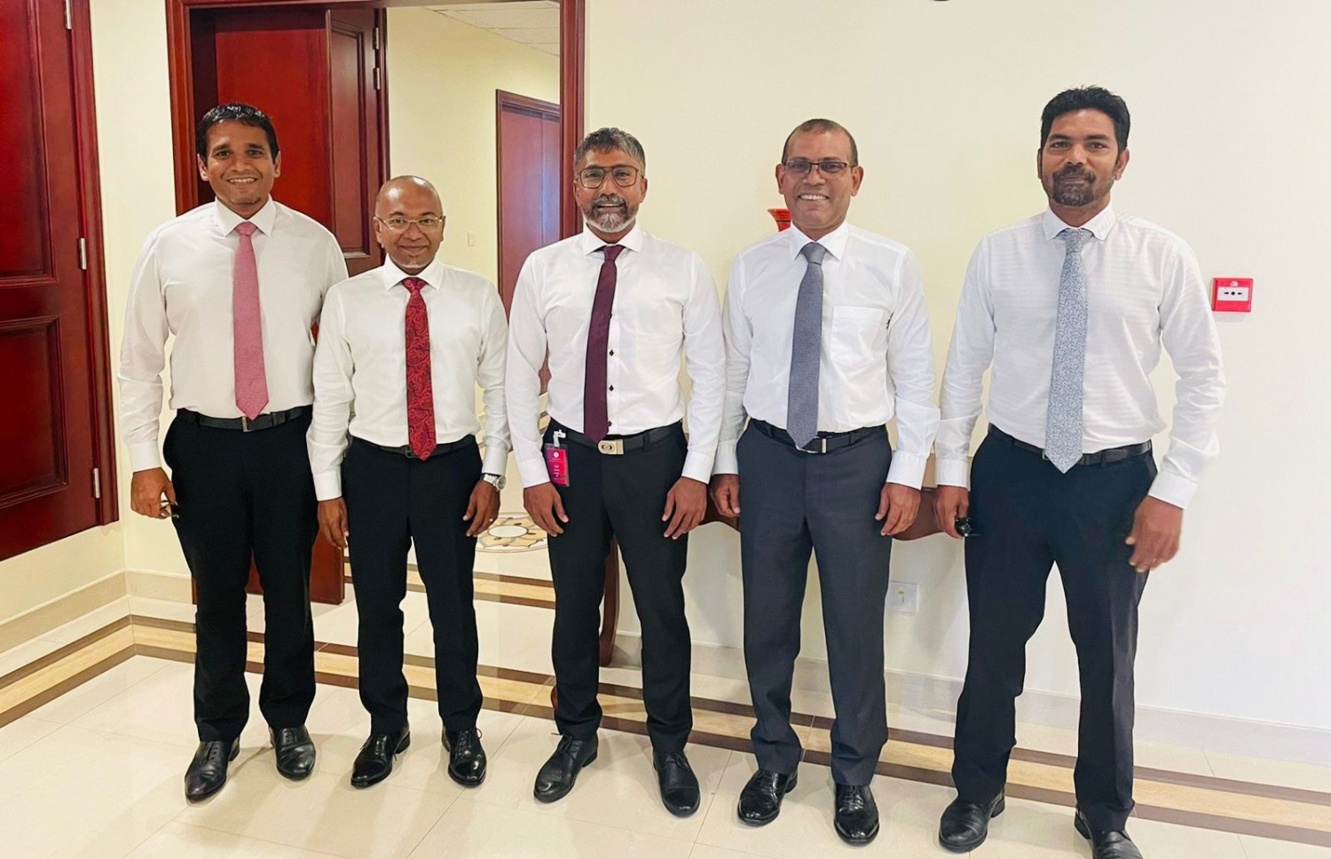 ގާސިމްގެ އެޑްވައިޒަރު އިލްހާމާ އެކު ނަޝީދާއި އެމަނިކުފާނުގެ ޓީމް ދާދިފަހުން ބޭއްވި ބައްދަލުވުމެއް