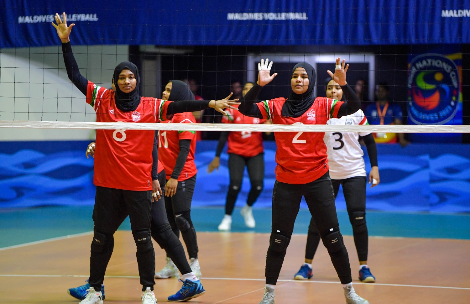 އަންހެން ޑިޗިޝަނުގެ ފައިނަލުގައި ރާއްޖޭގެ ގައުމީ އަންހެން ވޮލީ ޓީމުގެ ބައެއް ކުޅުންތެރިން. --- ފޮޓޯ: ރައީސް އޮފީސް