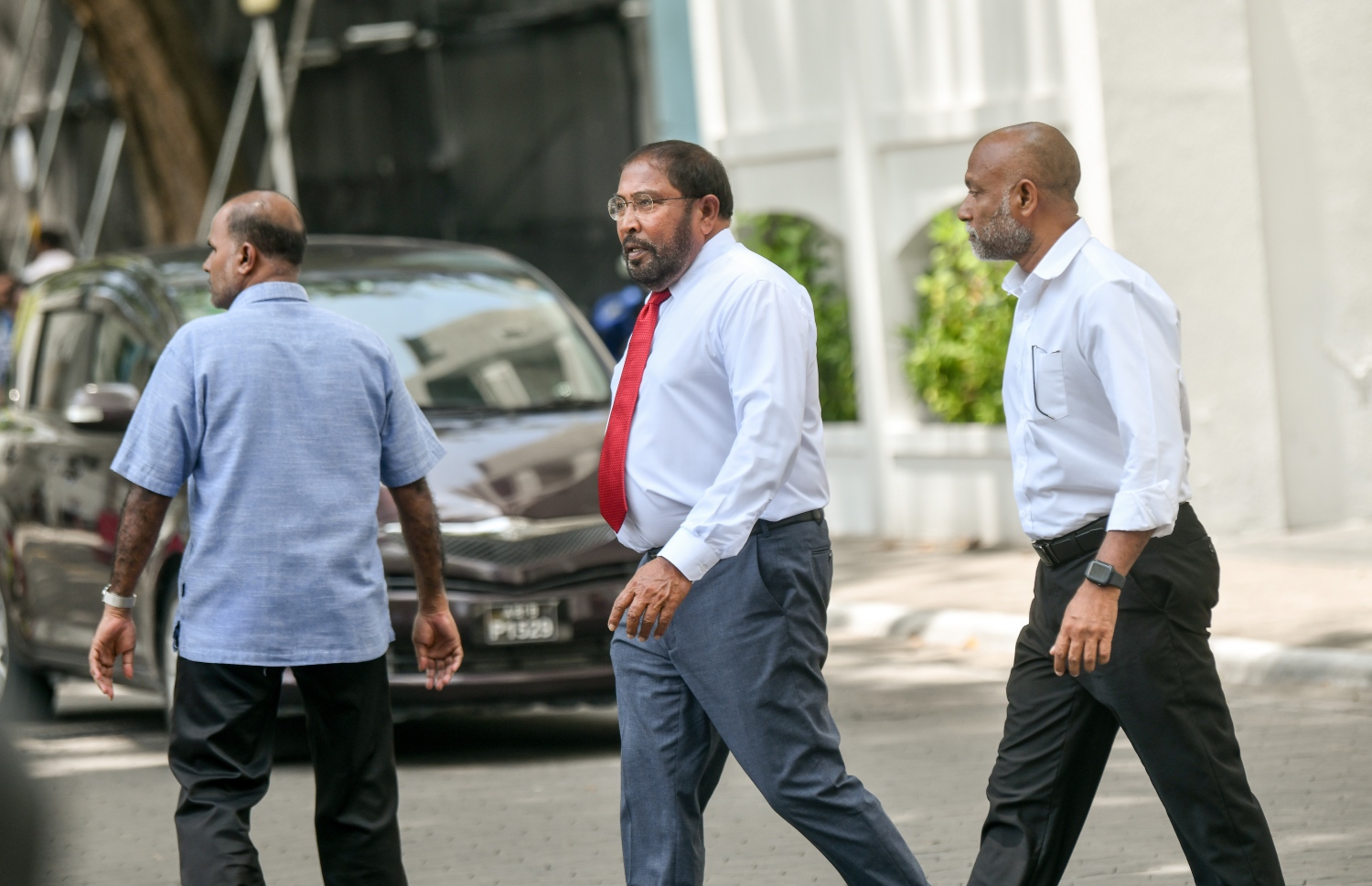 ރައީސާއެކު ބޭއްވި ބައްދަލުވުމަށްފަހު، ގާސިމް ކާރަށް އަރައިވަޑައިގަތުމަށް ވަޑައިގަންނަވަނީ.-- ފޮޓޯ: ނިޝާން އަލީ/ މިހާރު