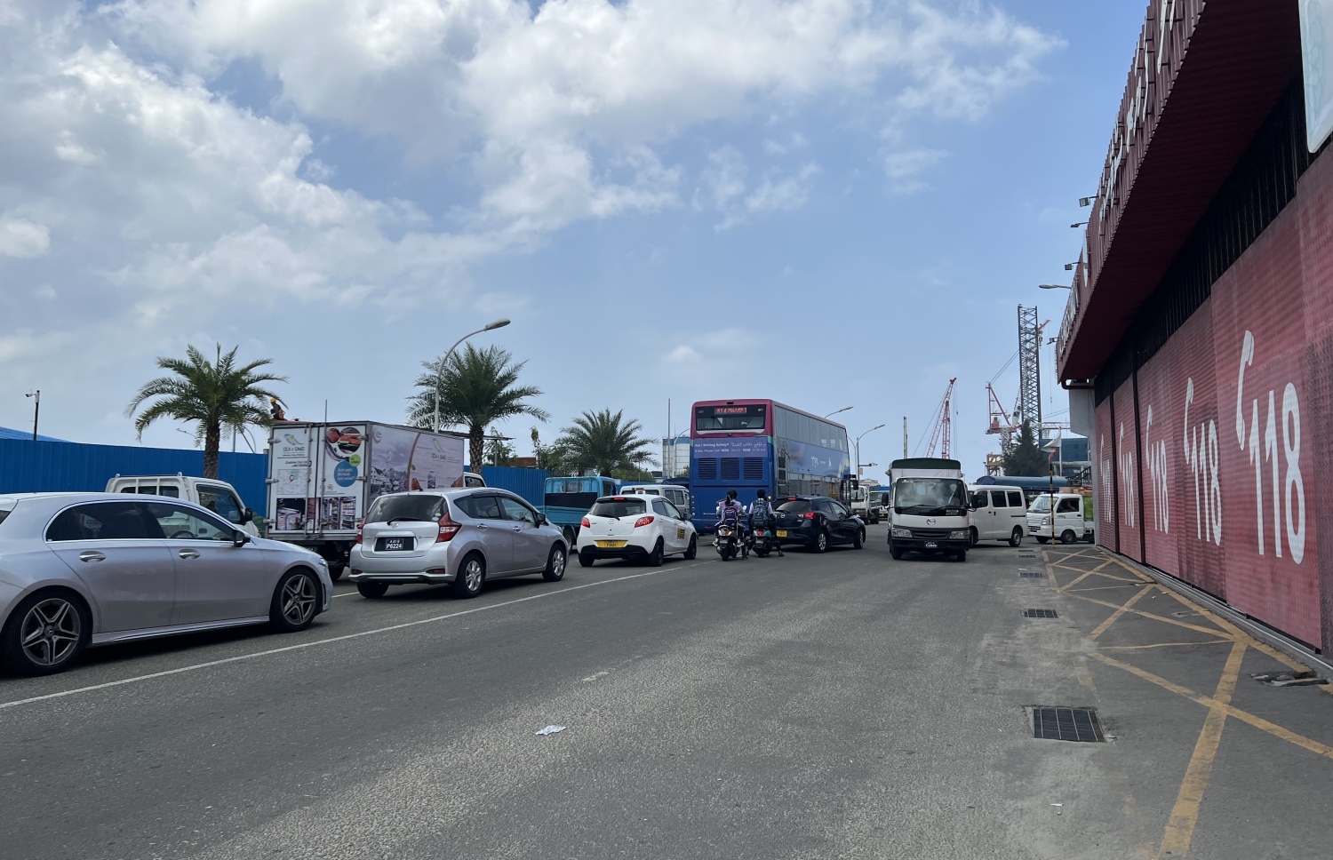 މުދާ އުފުލާ ވެހިކަލްތަކަށް ޓީޖެޓީއަށް ނުވަދެވި، މާލެ ބޭރު މަގުގައި ޓްރެފިކް ތޮއްޖެހިފައި. -- ފޮޓޯ: މިހާރު