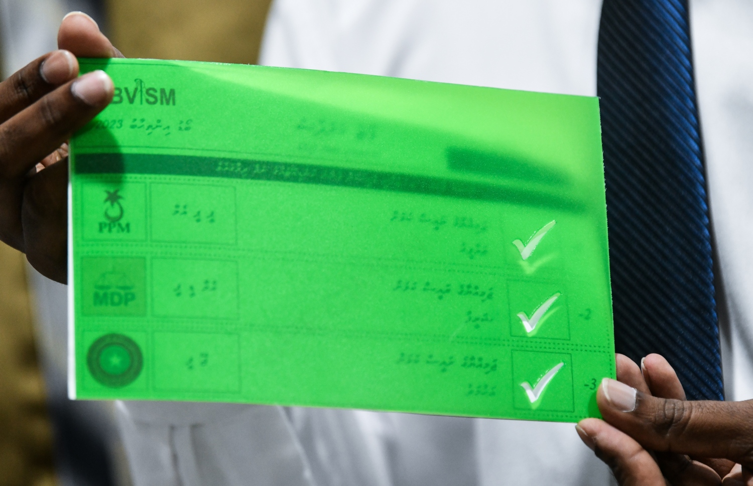 ބްލައިންޑް އެސޯސިއޭޝަނުން ބޭއްވި ނޫސްވެރިންގެ ބައްދަލުވުމެއްގައި ވޯޓުލުމަށް އެ ޖަމިއްޔާއިން ތައްޔާރުކުރި ޓެމްޕްލެޓް ދައްކާލަނީ.-- ފޮޓޯ: ފަޔާޒް މޫސާ | މިހާރު