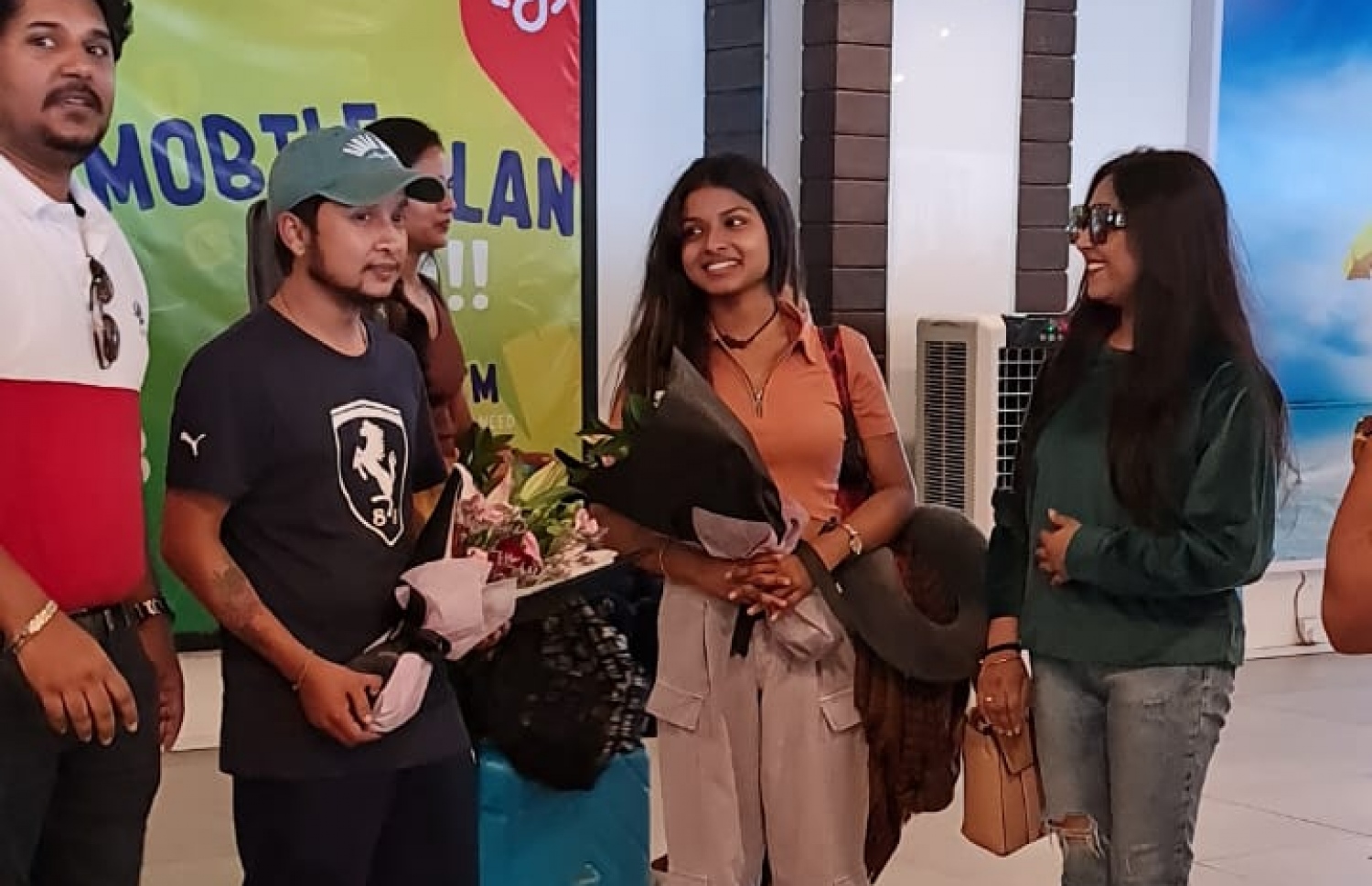 ޕަވަންދީޕާއި އަރުނީތާ އަށް ވެލާނާ އިންޓަނޭޝަނަލް އެއާޕޯޓުން މަރުހަބާ ކިޔަނީ