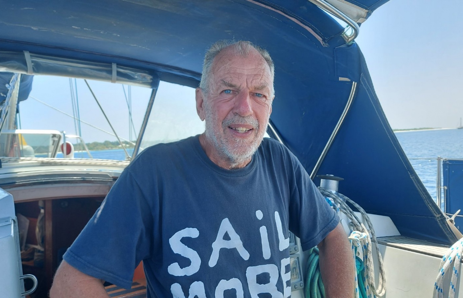 އިނގިރޭސި ވިލާތުގެ ކުރީގެ ރާނީ އެލިޒަބަތު 1972 ވަނަ އަހަރު ރާއްޖެއަށް ވަޑައިގަތް ދުވަހު ރާއްޖެ އައި އިނގިރޭސި ވިލާތުގެ ސިފައިންގެ ތެރޭގައި ހިމެނުނު ޖޯން ހޯލިޖް އޭނާގެ ހއ. އުލިގަމު ބަނދަރުގައި މިހާރު އޭނާ ދަތުރުކުރާ ޔޮޓްގައި.